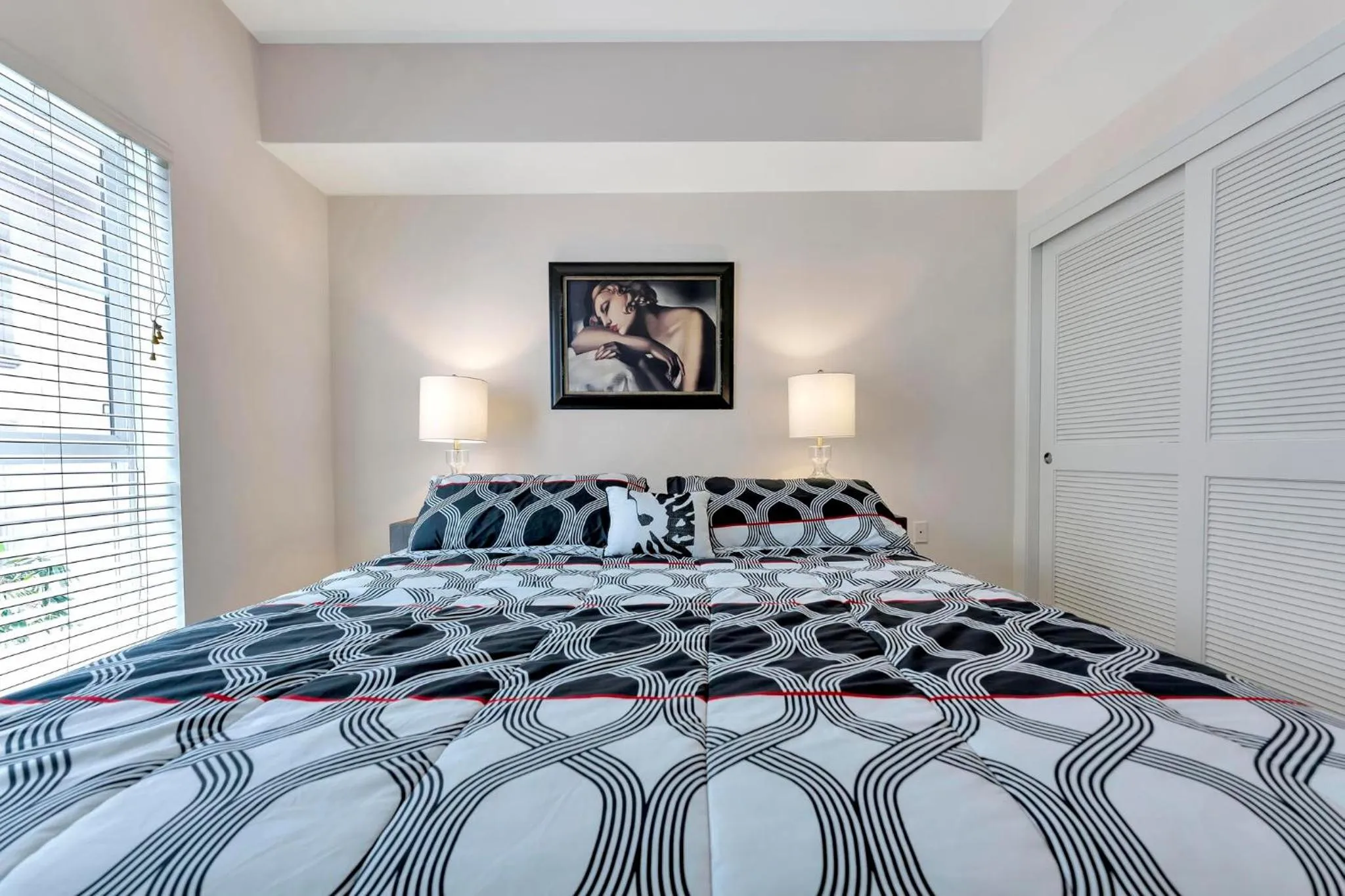 Bed in 1 Luxury Apartment