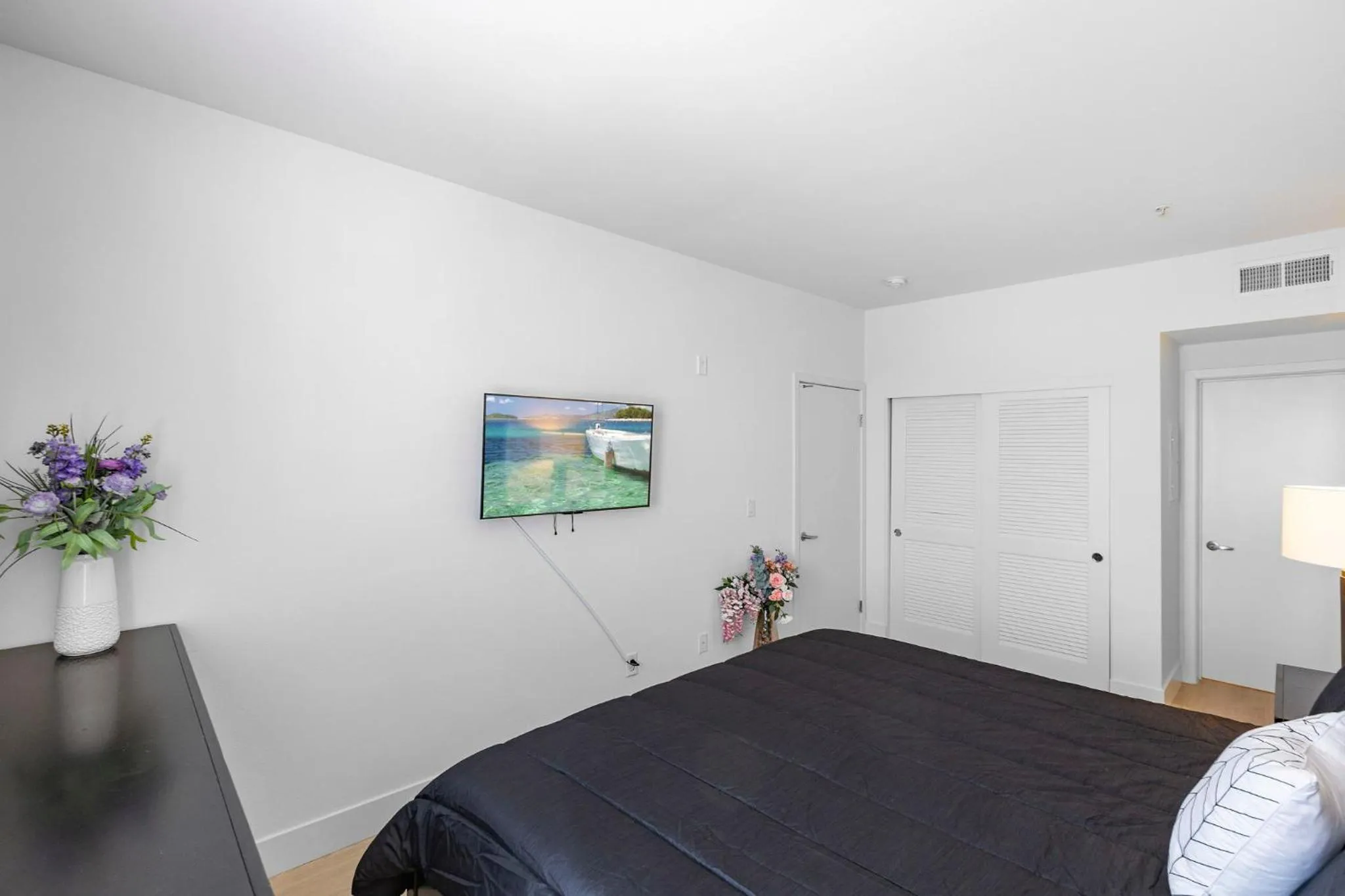 Bed in 1 Luxury Apartment