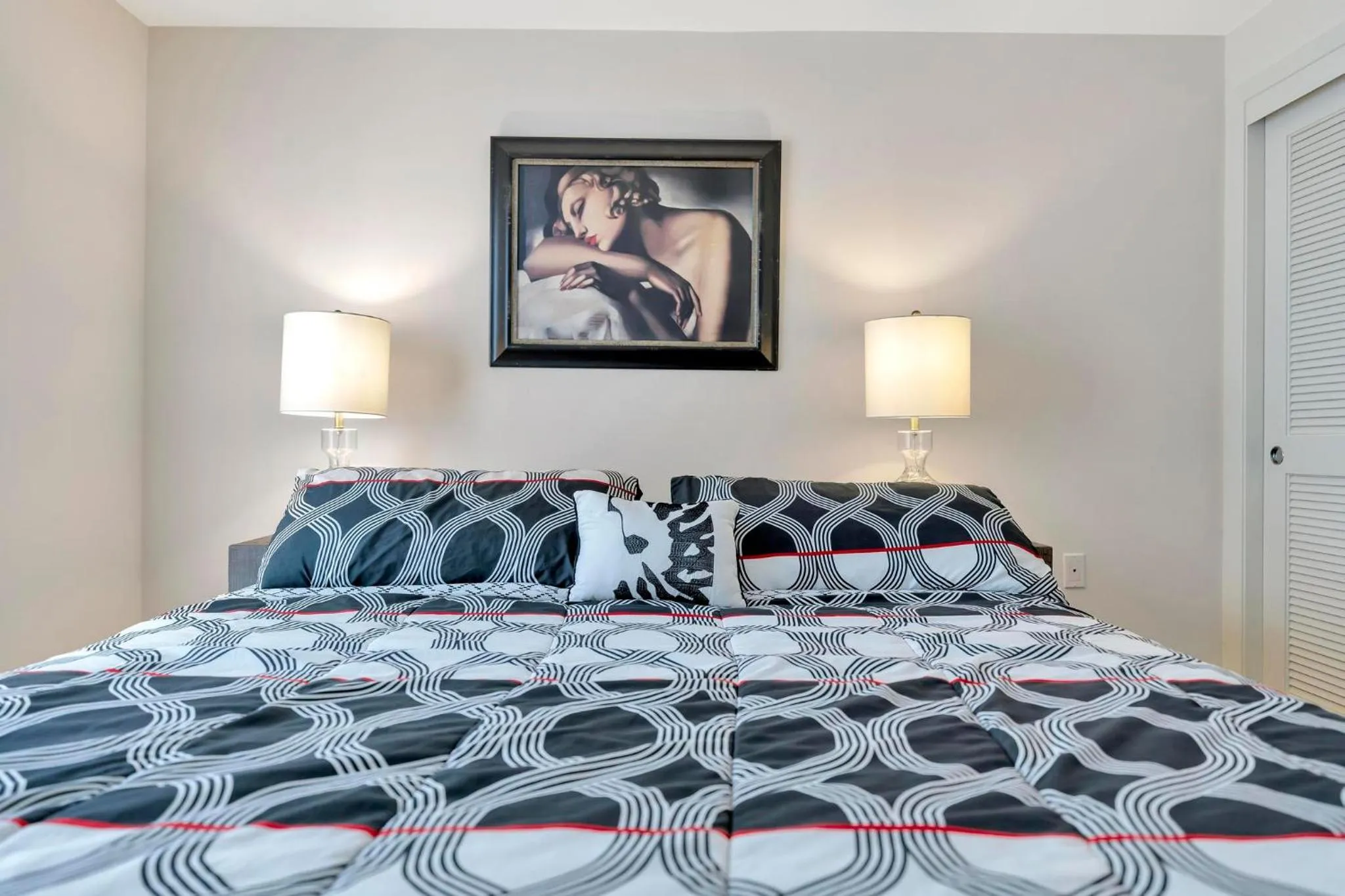 Bed in 1 Luxury Apartment