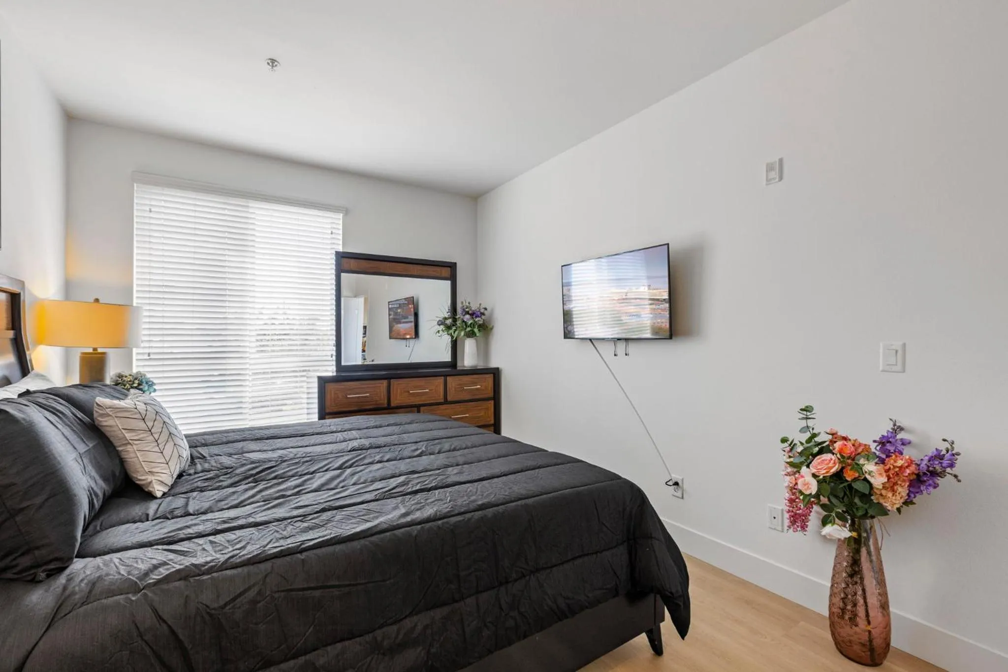 Bed in 1 Luxury Apartment