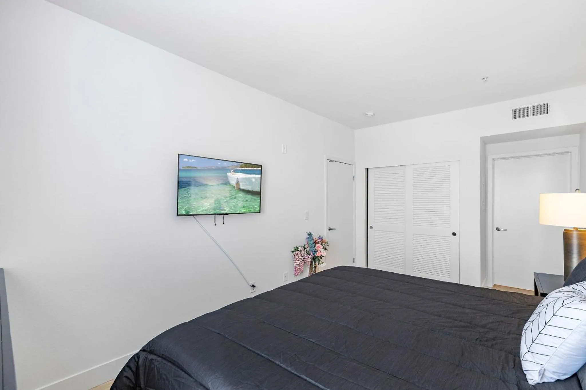 Bed in 1 Luxury Apartment