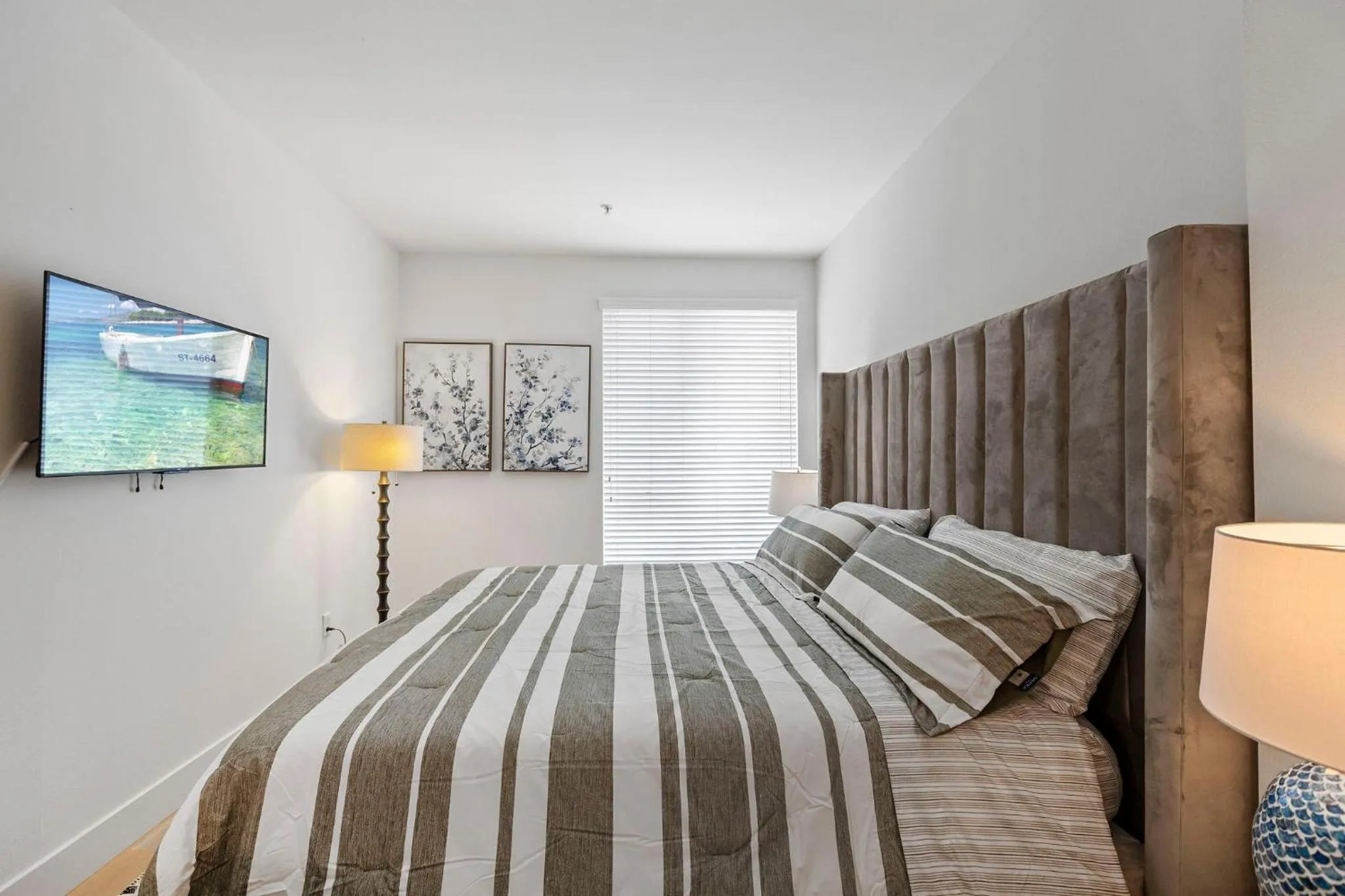 Bed in 1 Luxury Apartment