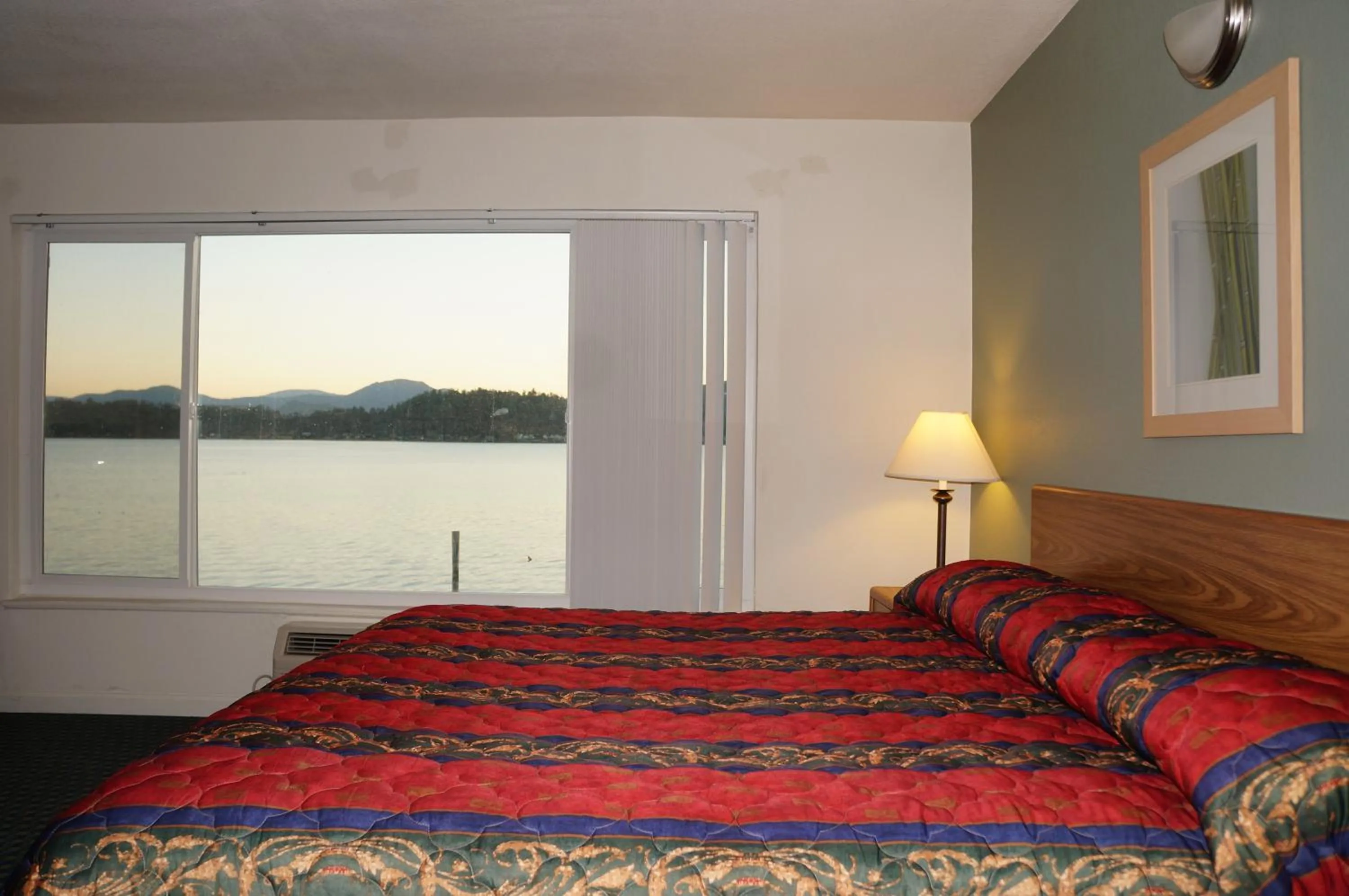 Bed in Lake Marina Inn