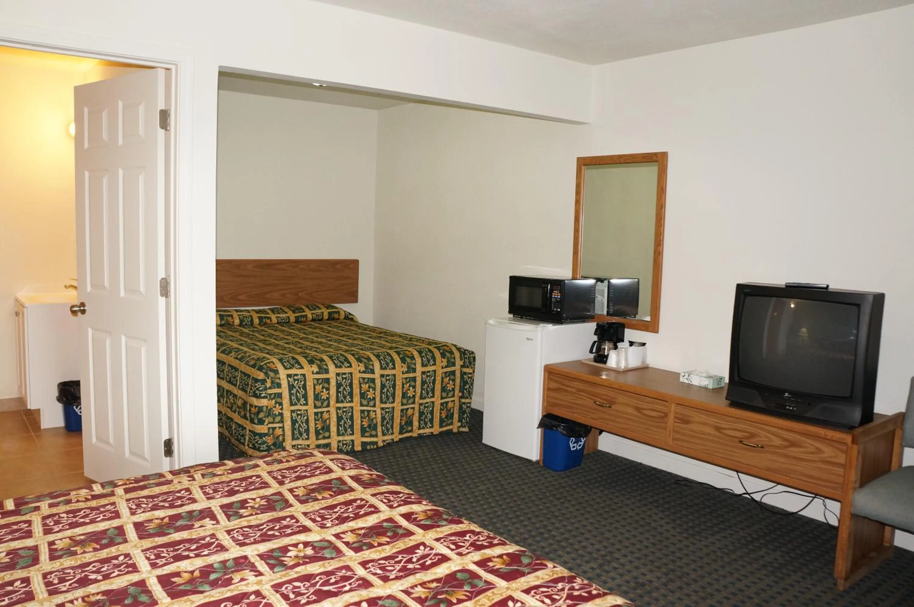 Photo of the whole room, Bed in Lake Marina Inn