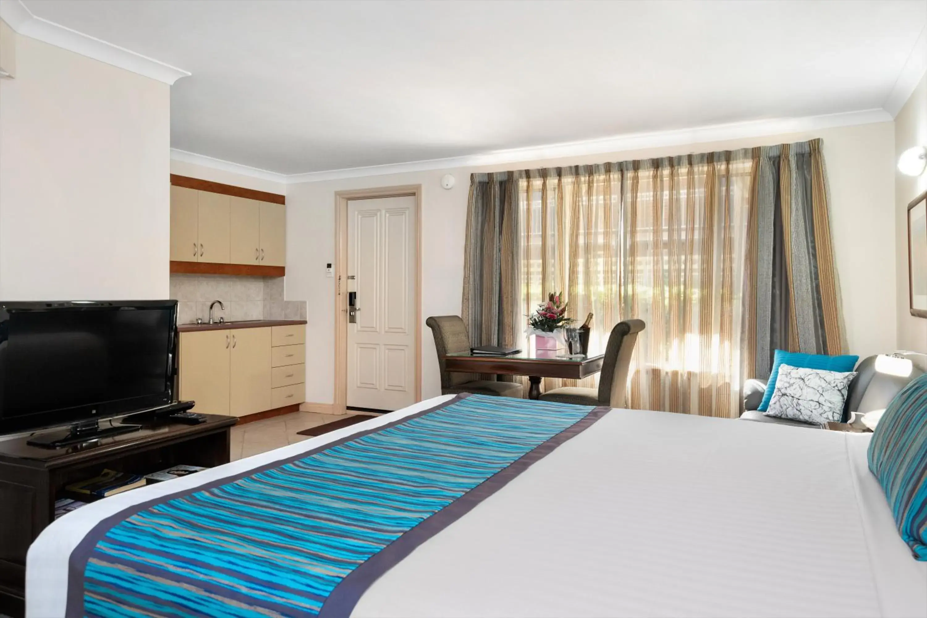 TV and multimedia, Bed in Quest Yelverton Kalgoorlie TV and multimedia, Bed in Quest Yelverton Kalgoorlie