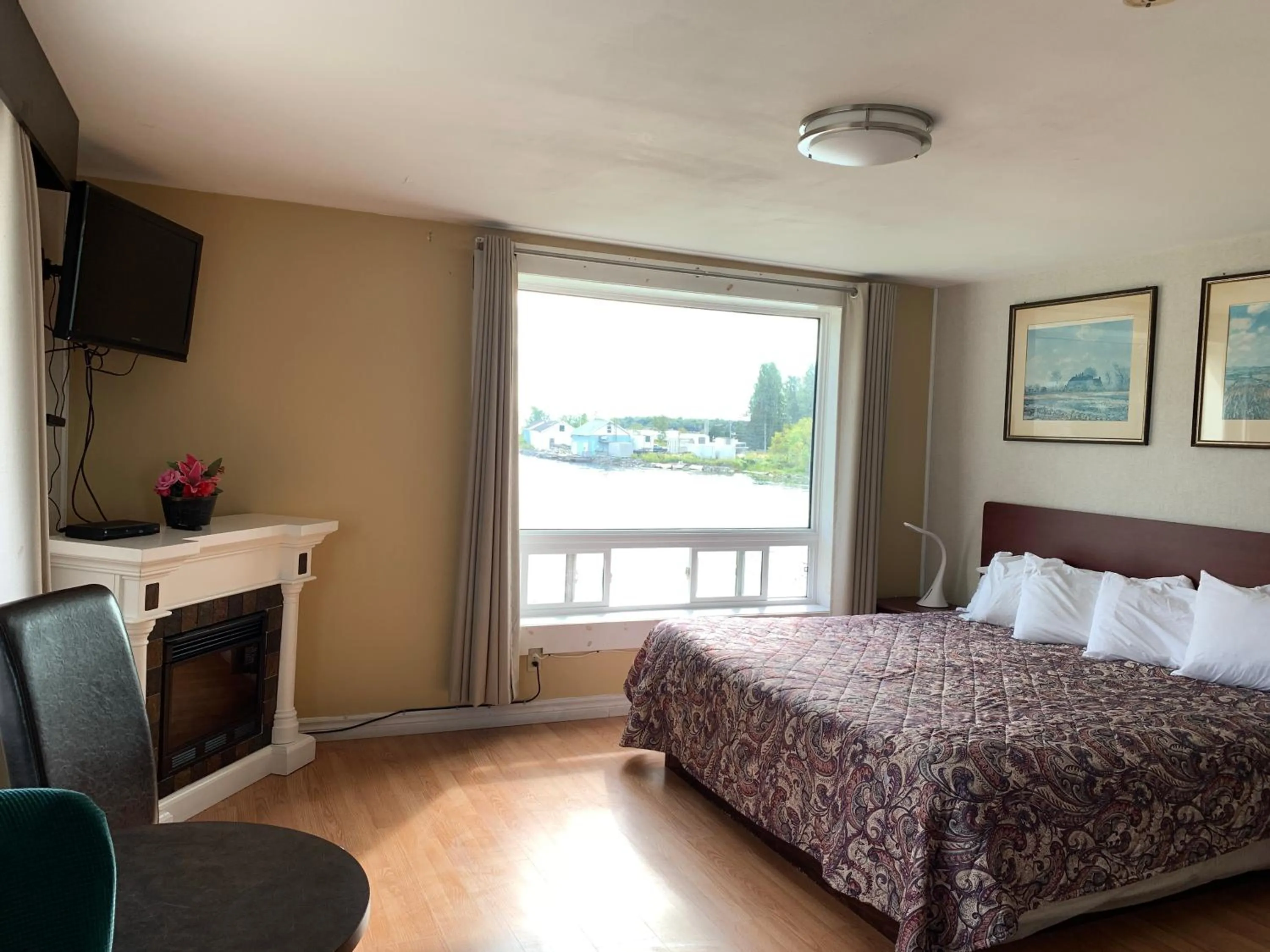 Photo of the whole room, Bed in Old Mill Motel