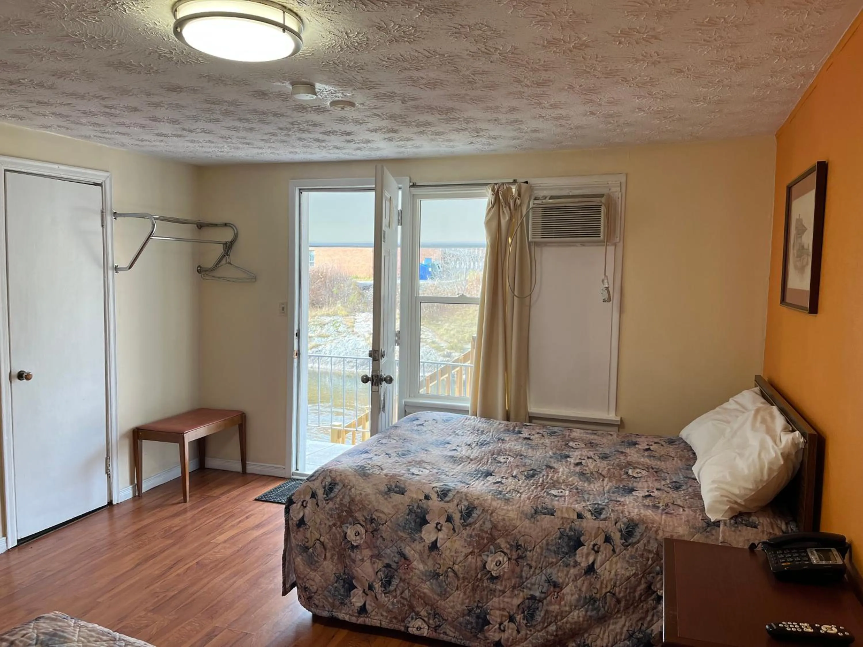 Photo of the whole room, Bed in Old Mill Motel