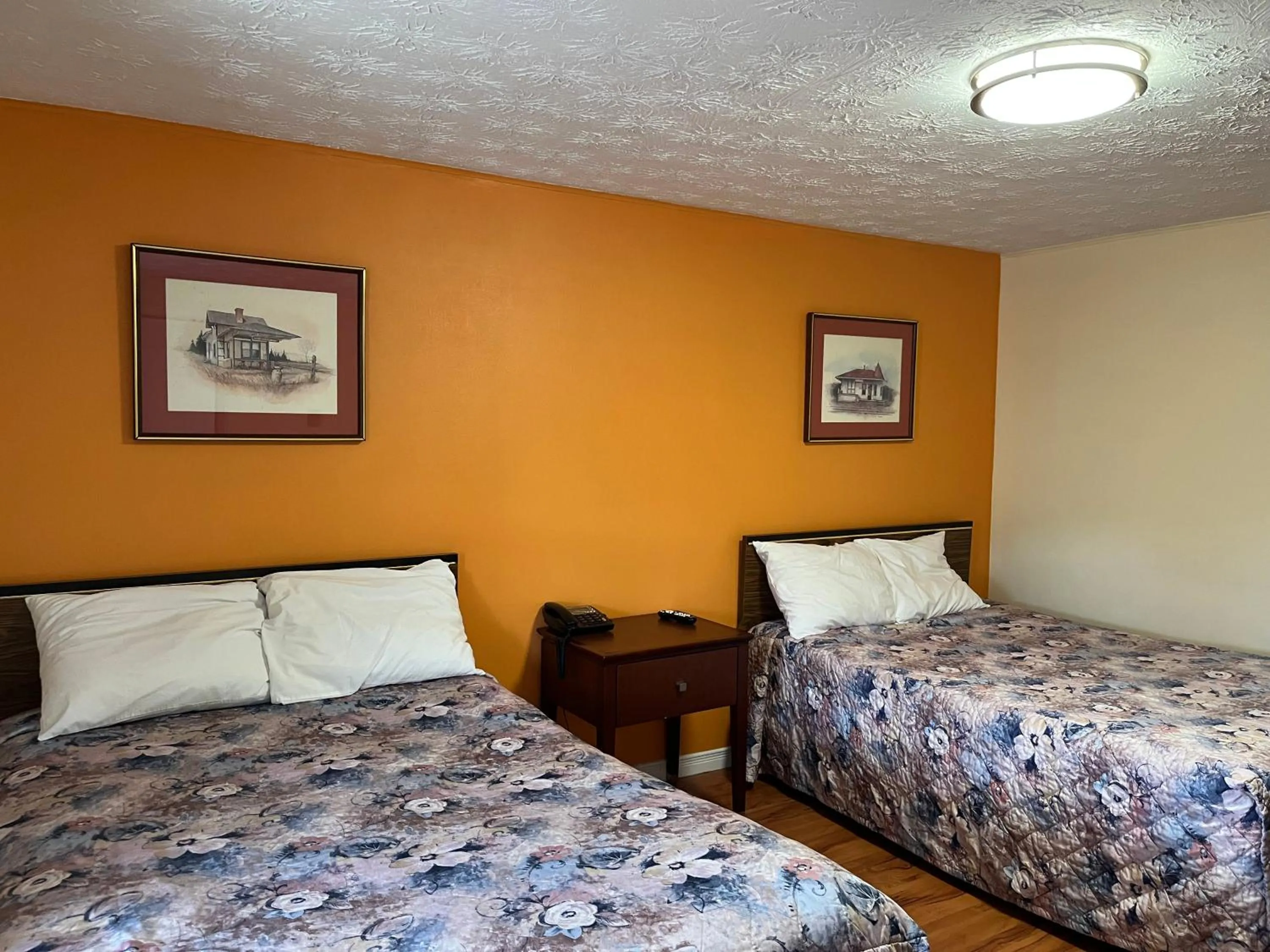 Photo of the whole room, Bed in Old Mill Motel