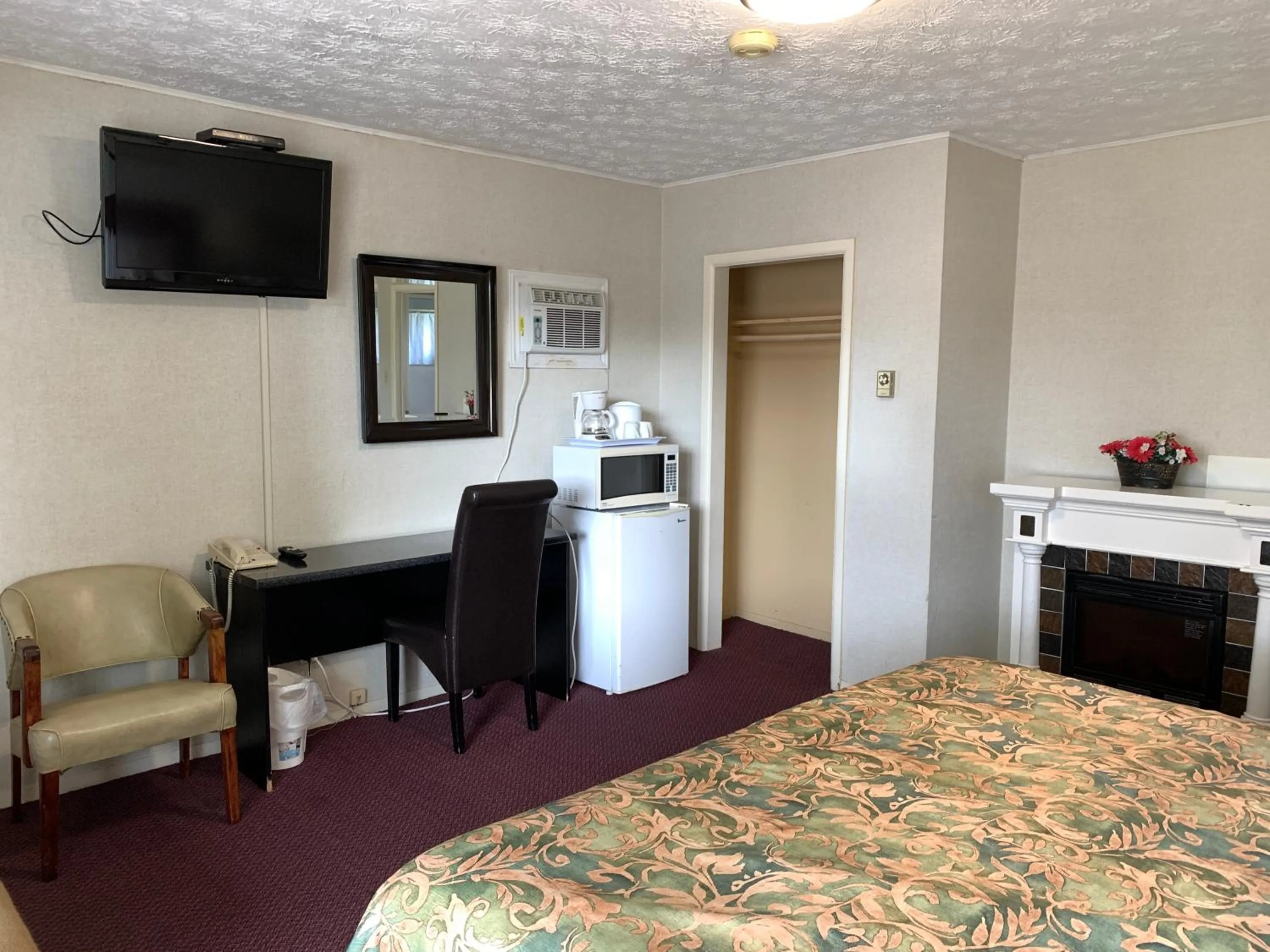 Photo of the whole room, Bed in Old Mill Motel