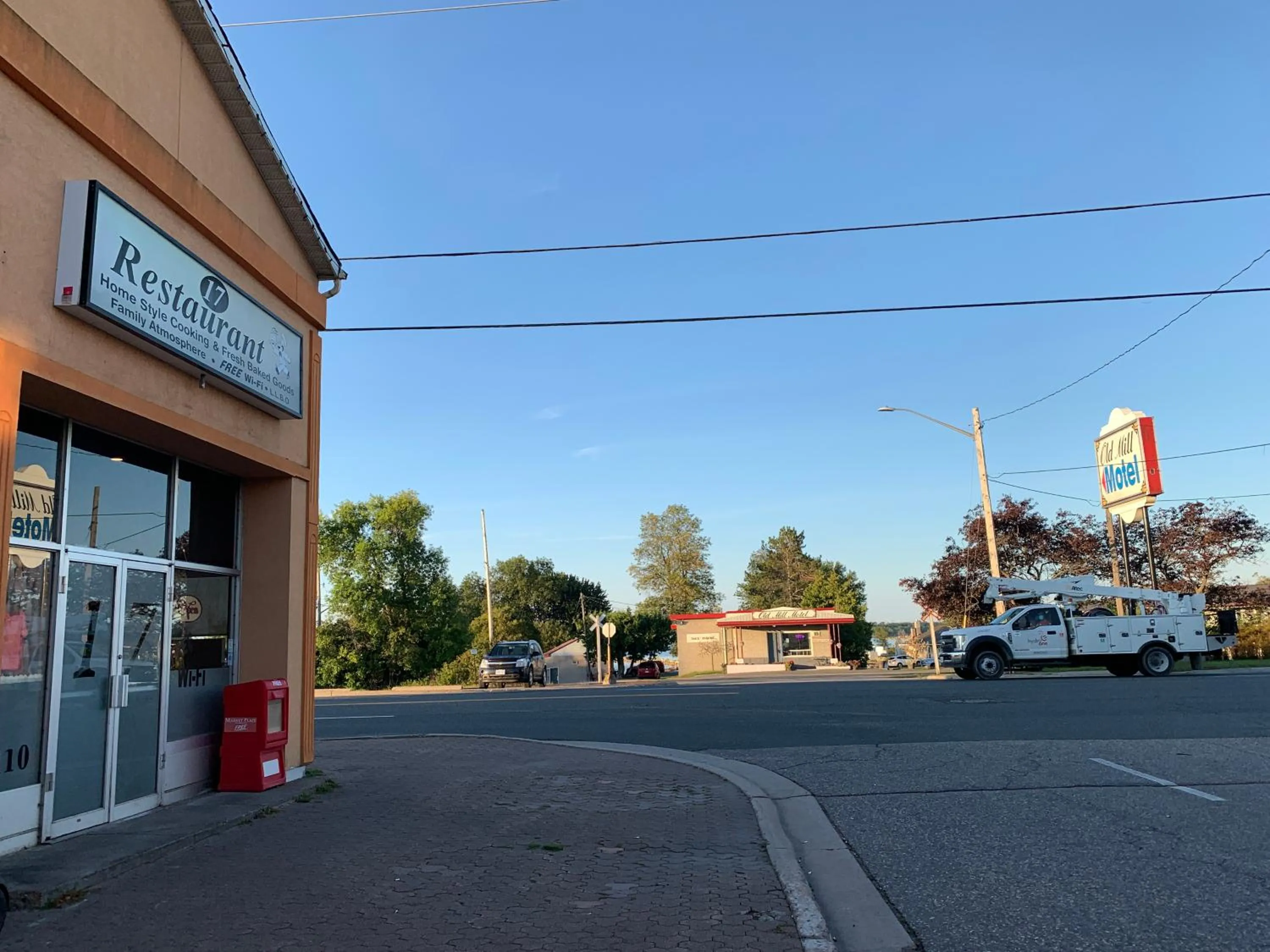 Restaurant/places to eat in Old Mill Motel