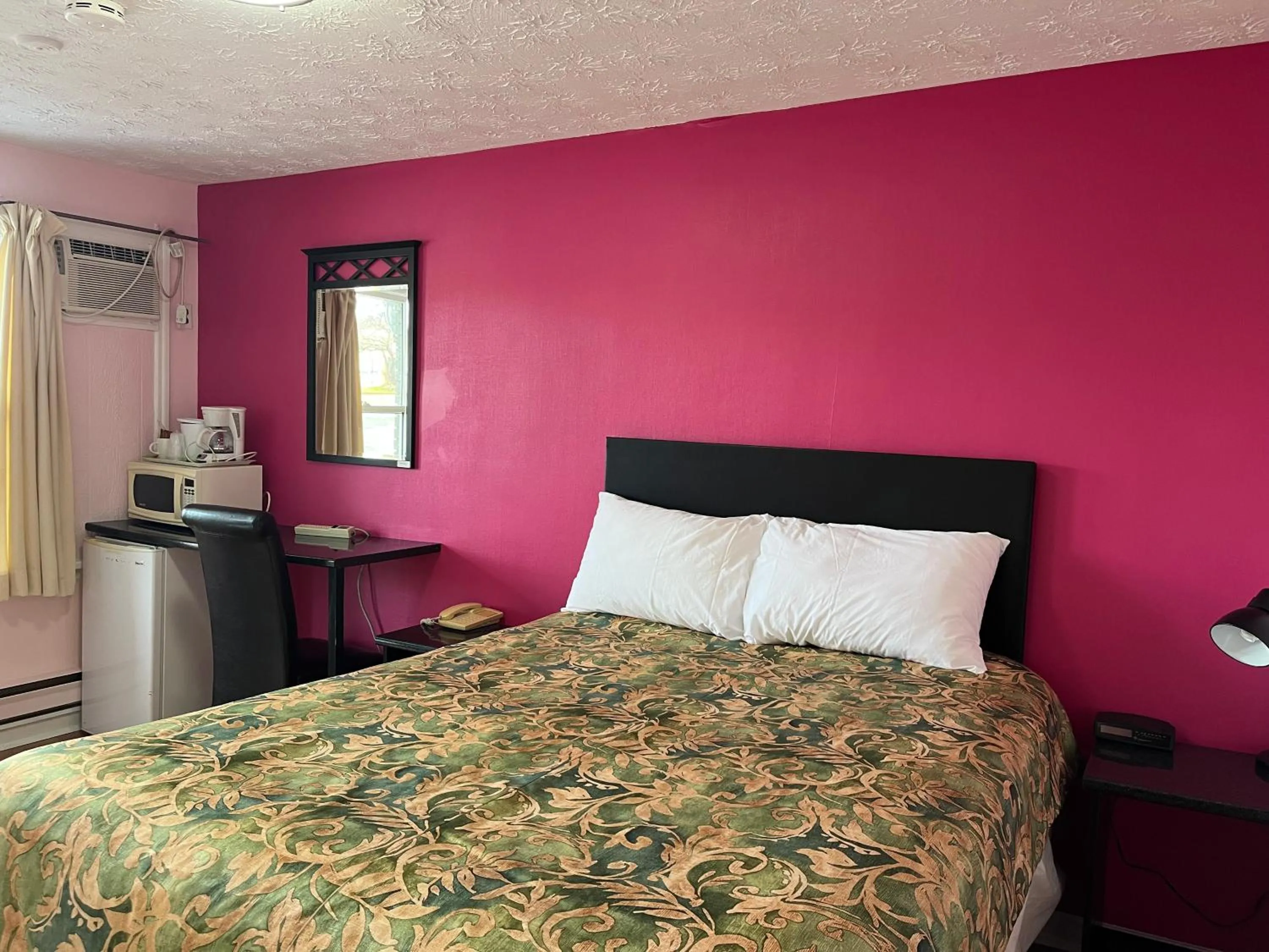 Photo of the whole room, Bed in Old Mill Motel
