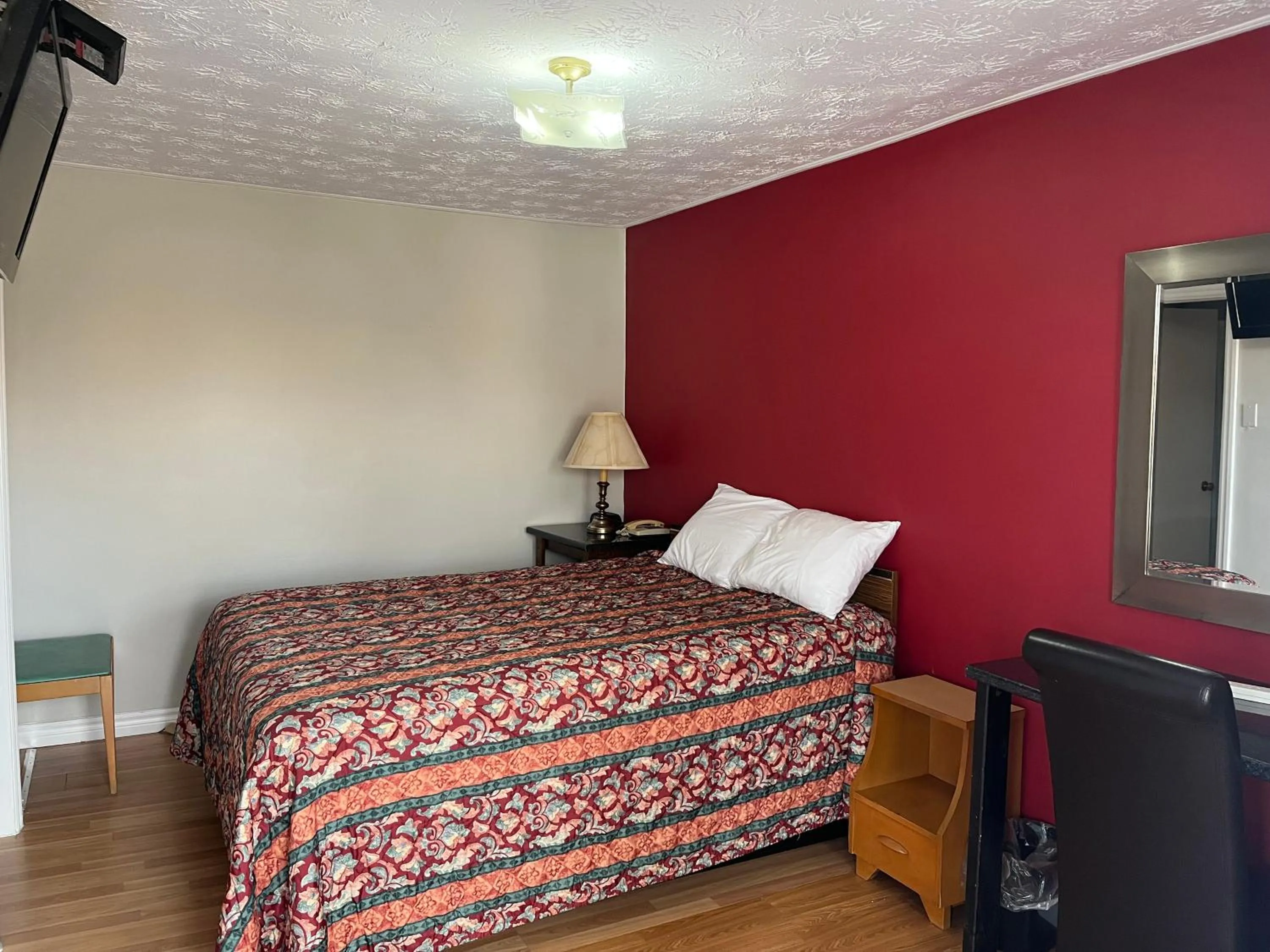 Photo of the whole room, Bed in Old Mill Motel