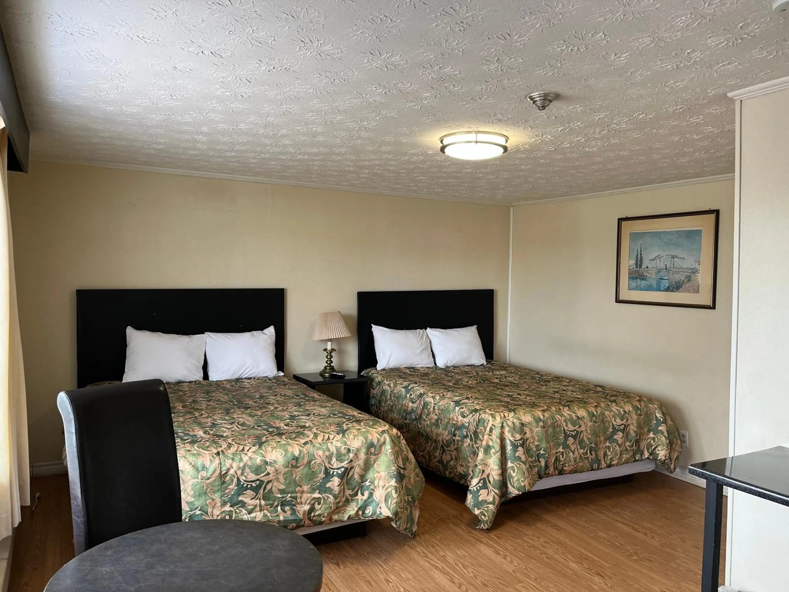 Photo of the whole room, Bed in Old Mill Motel