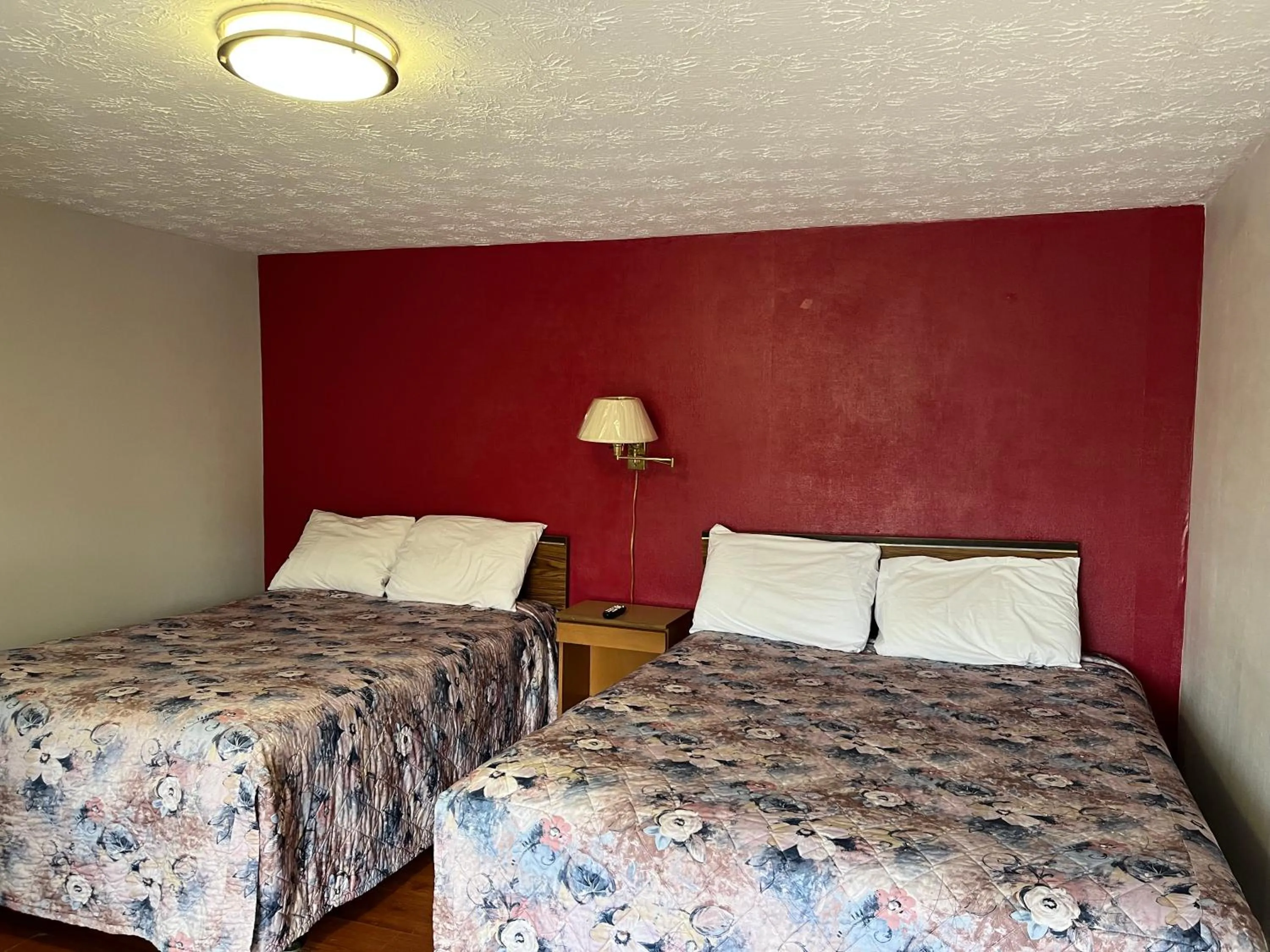 Photo of the whole room, Bed in Old Mill Motel