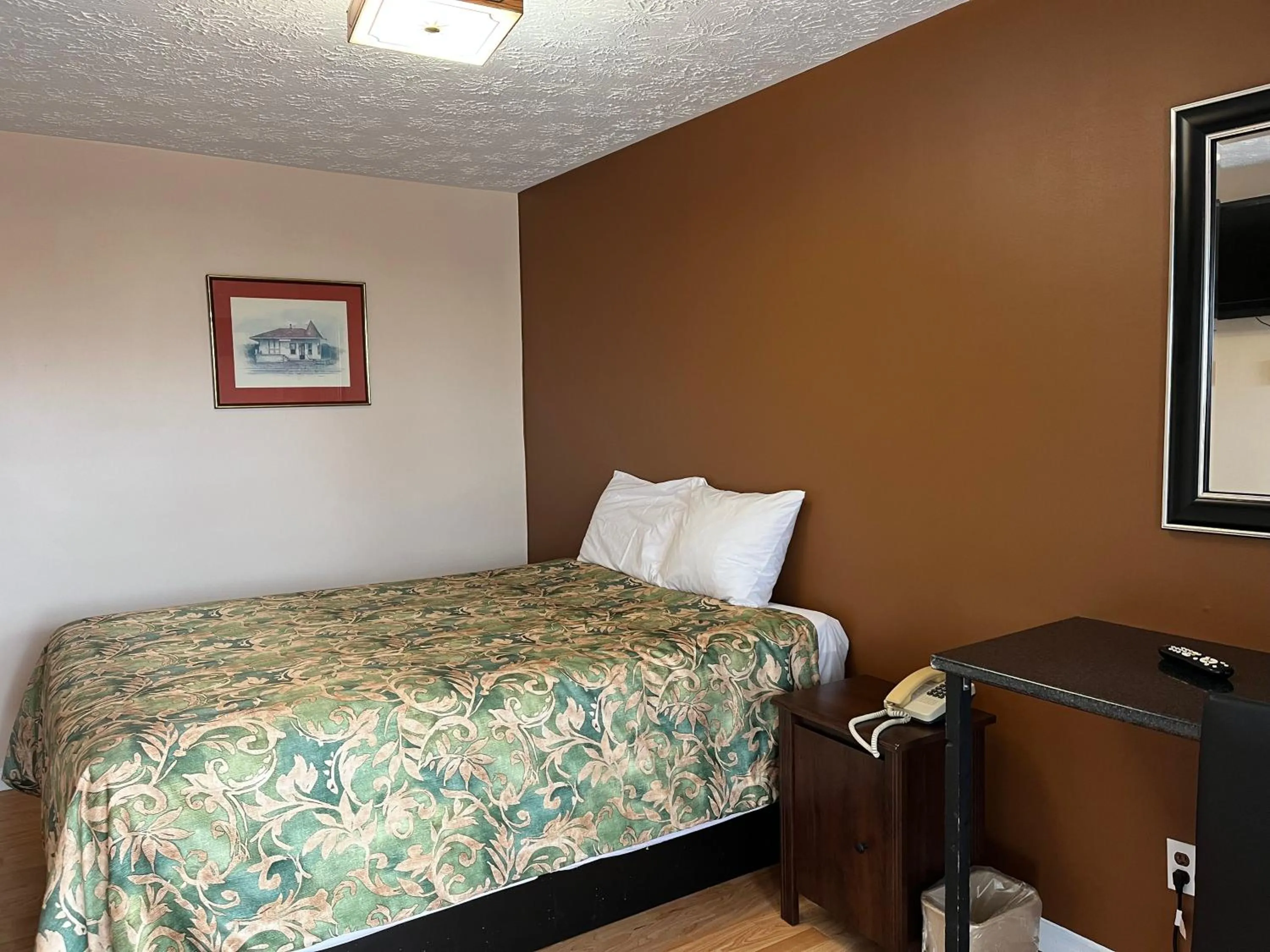 Photo of the whole room, Bed in Old Mill Motel