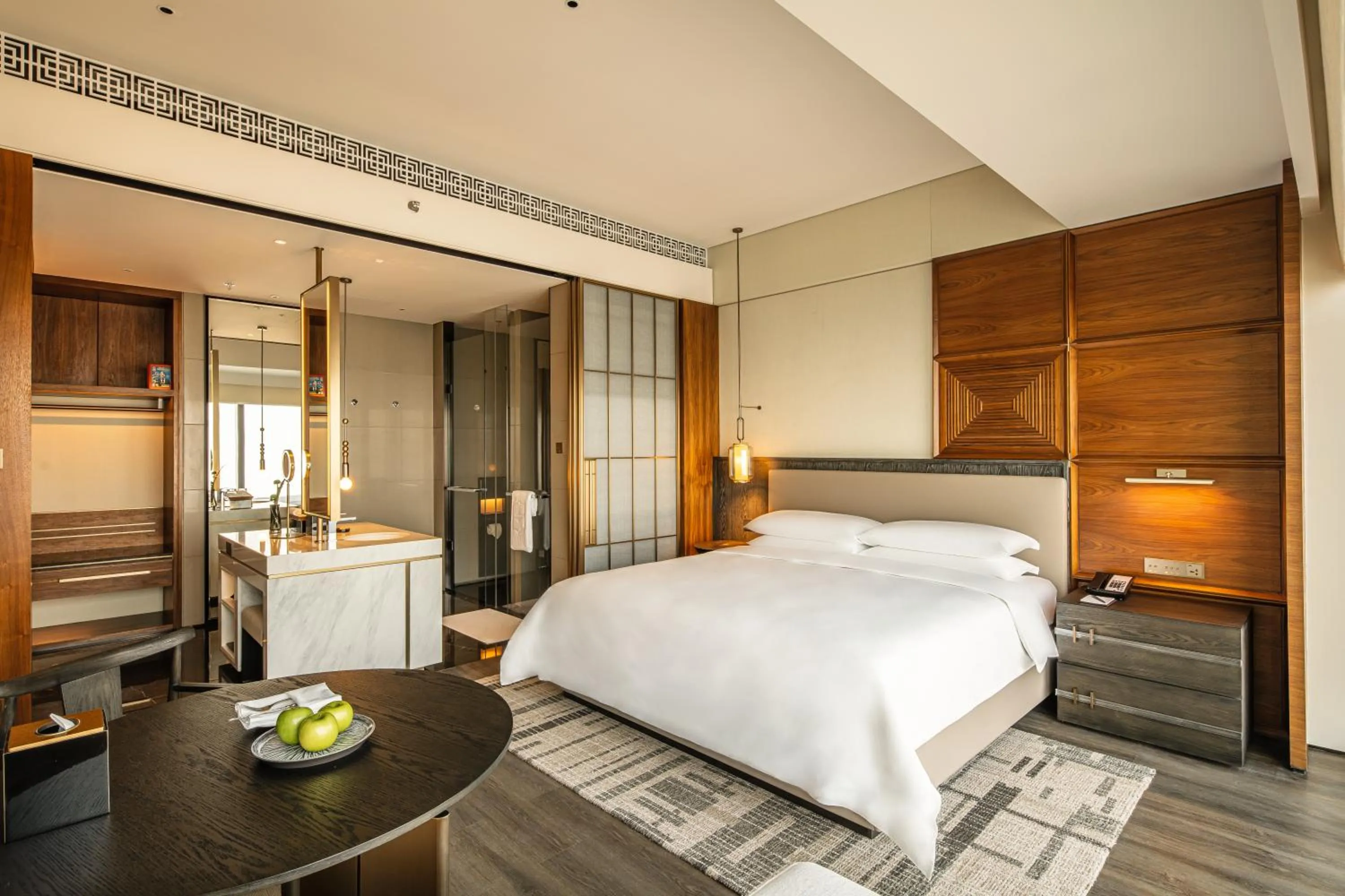 Photo of the whole room, Bed in Shangri-La Nanning - The tallest hotel worldwide in Shangri-La Group