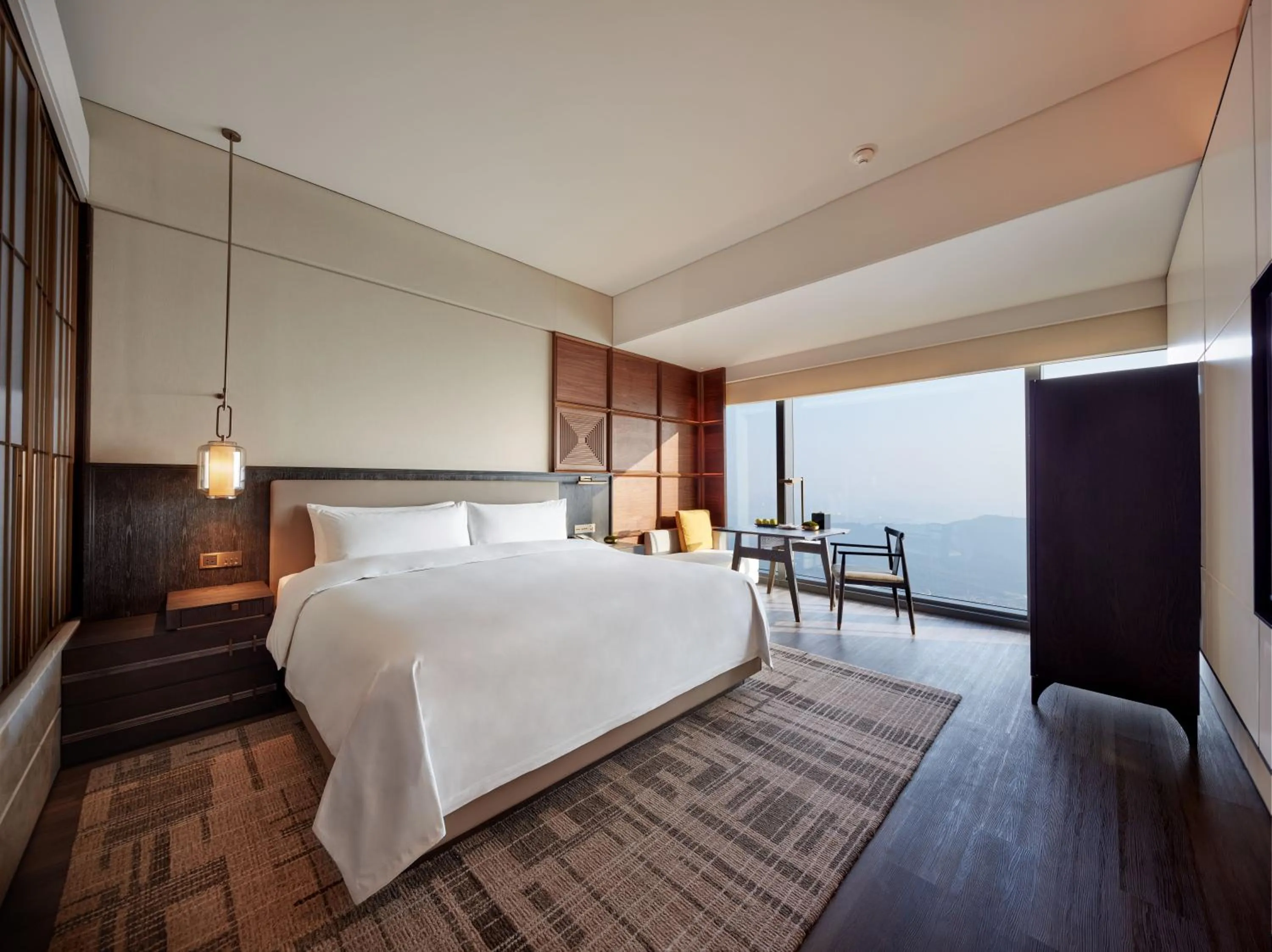 Photo of the whole room, Bed in Shangri-La Nanning - The tallest hotel worldwide in Shangri-La Group