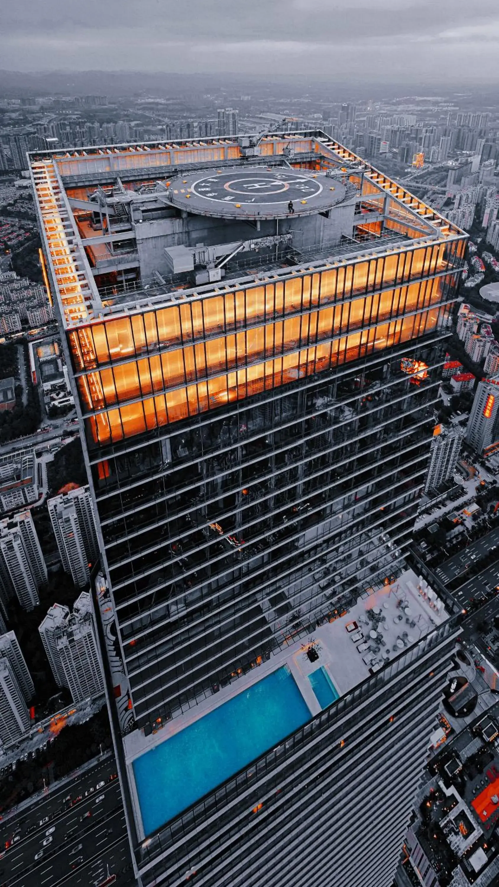 Swimming pool in Shangri-La Nanning - The tallest hotel worldwide in Shangri-La Group Swimming pool in Shangri-La Nanning - The tallest hotel worldwide in Shangri-La Group