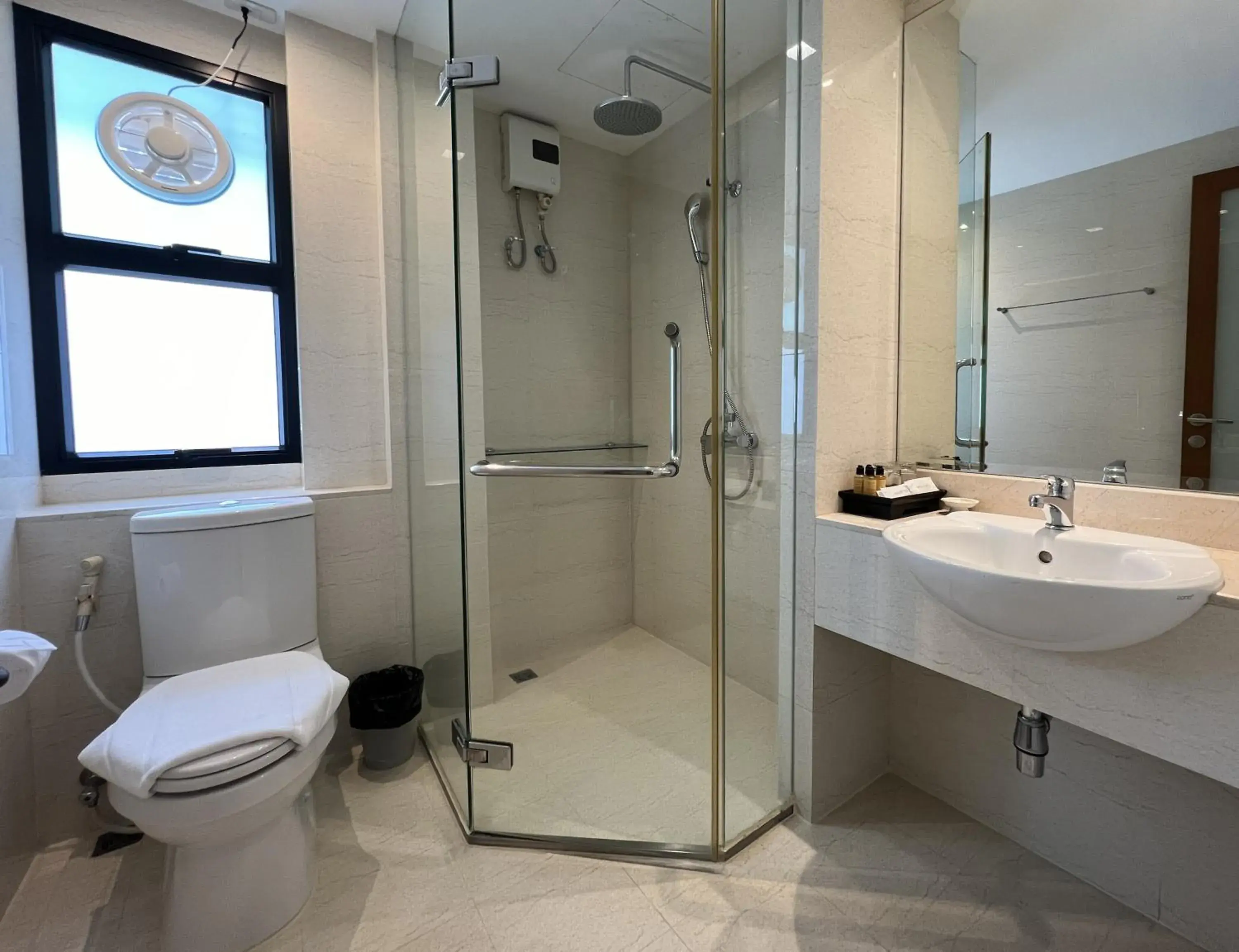 Shower in Silom Forest Exclusive Residence Shower in Silom Forest Exclusive Residence