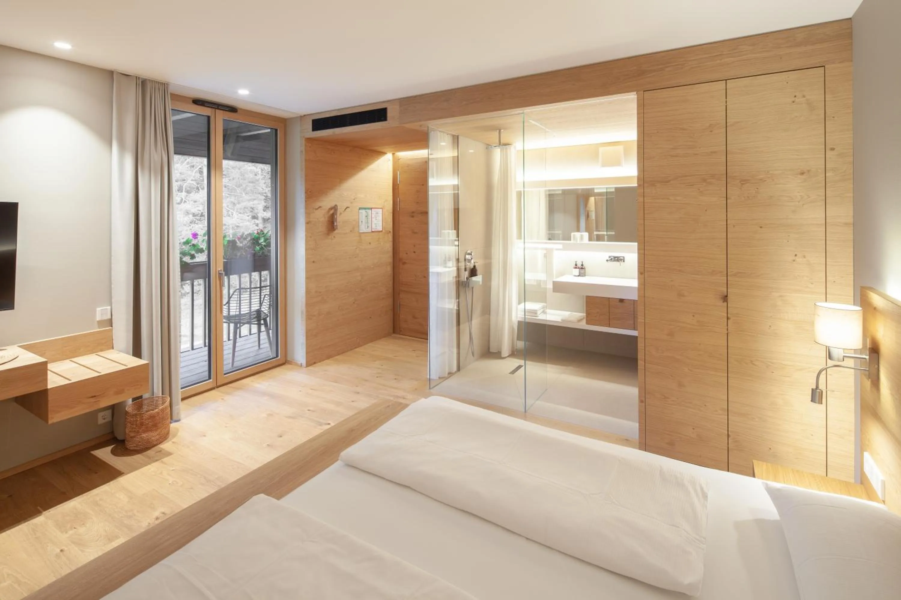 Bathroom, Bed in Hotel Munde