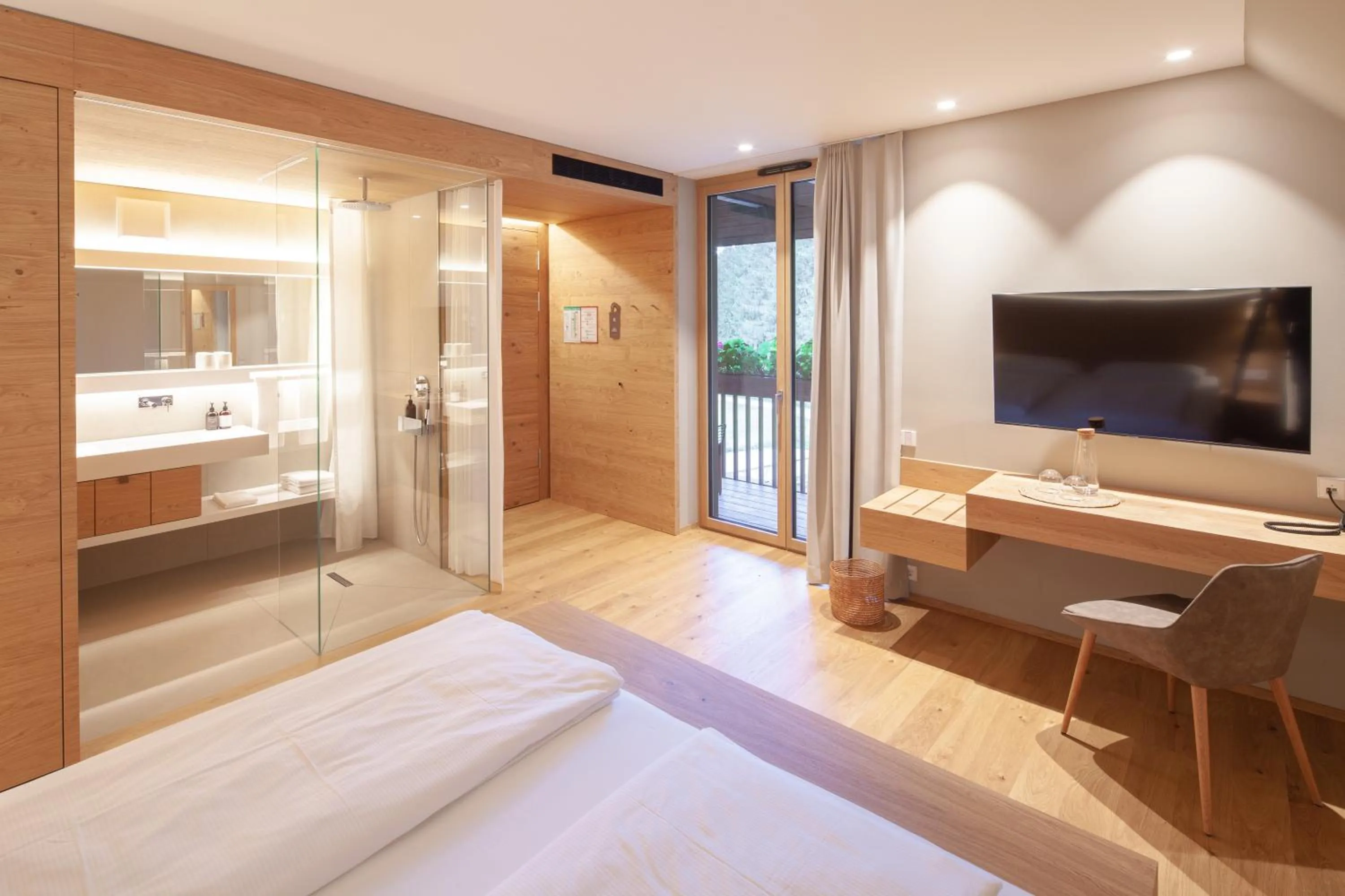 Bathroom, Bed in Hotel Munde