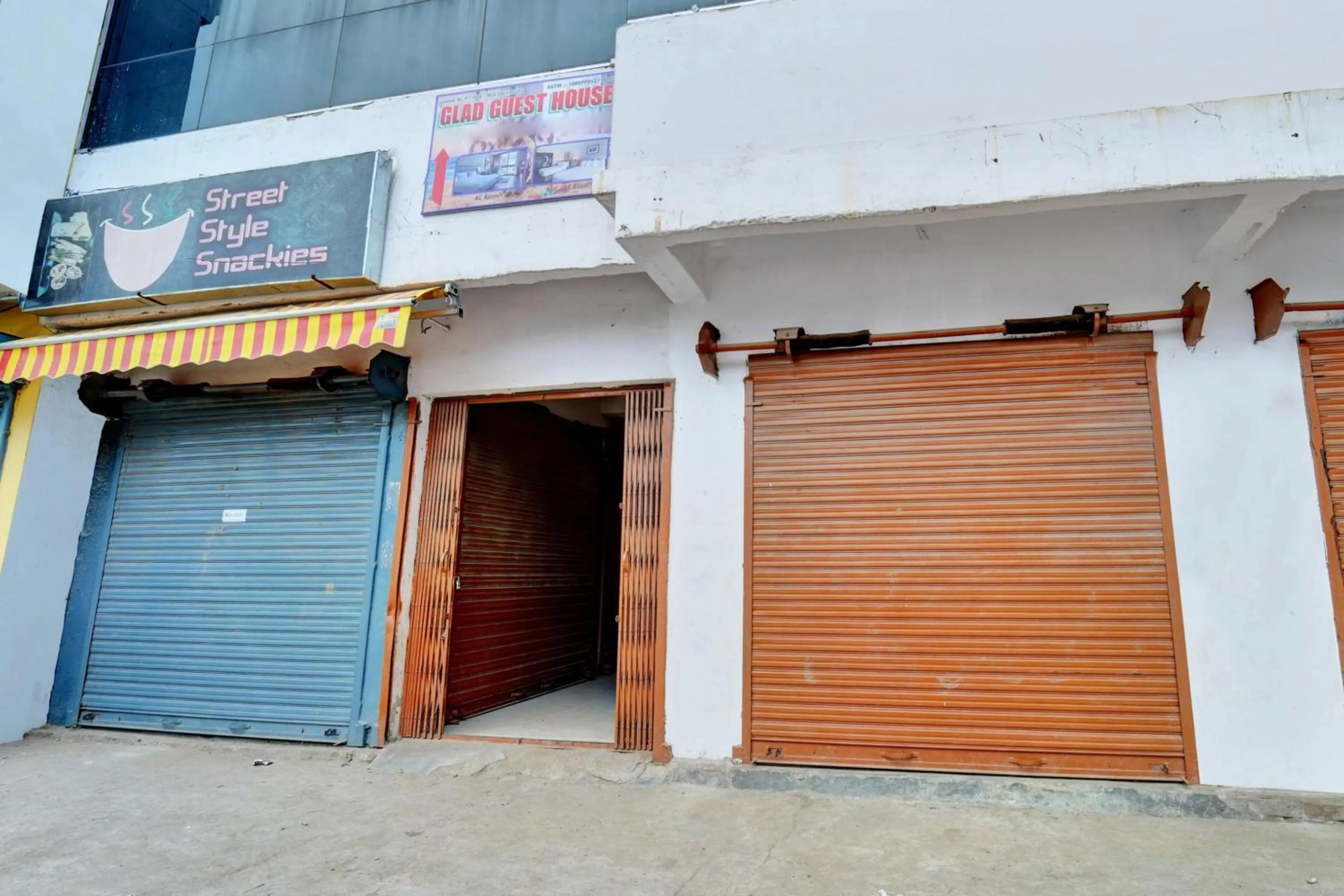 Facade/entrance in Hotel O Glad Guest House