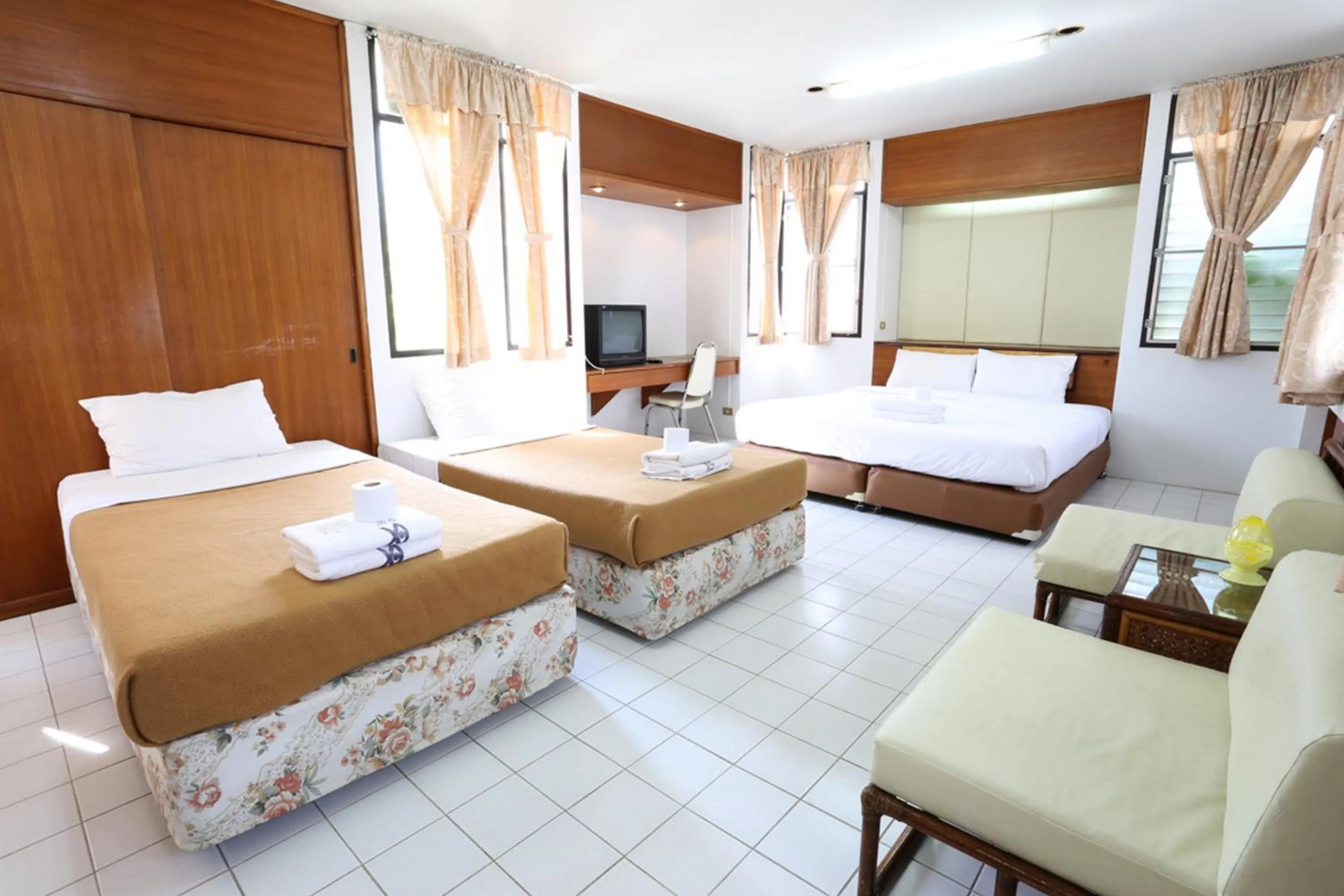 Bed in Chomdoi House Hotel