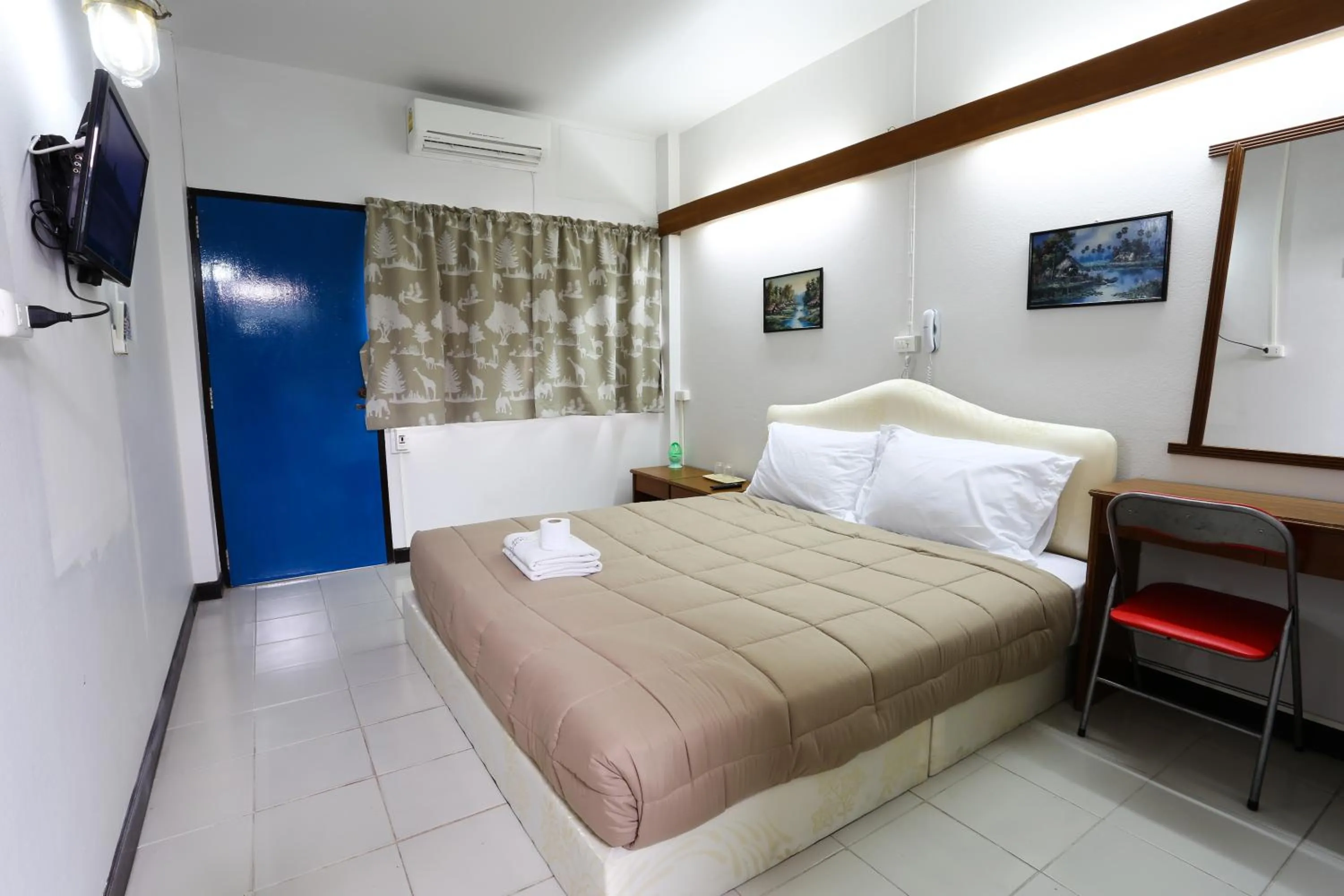 Bed in Chomdoi House Hotel