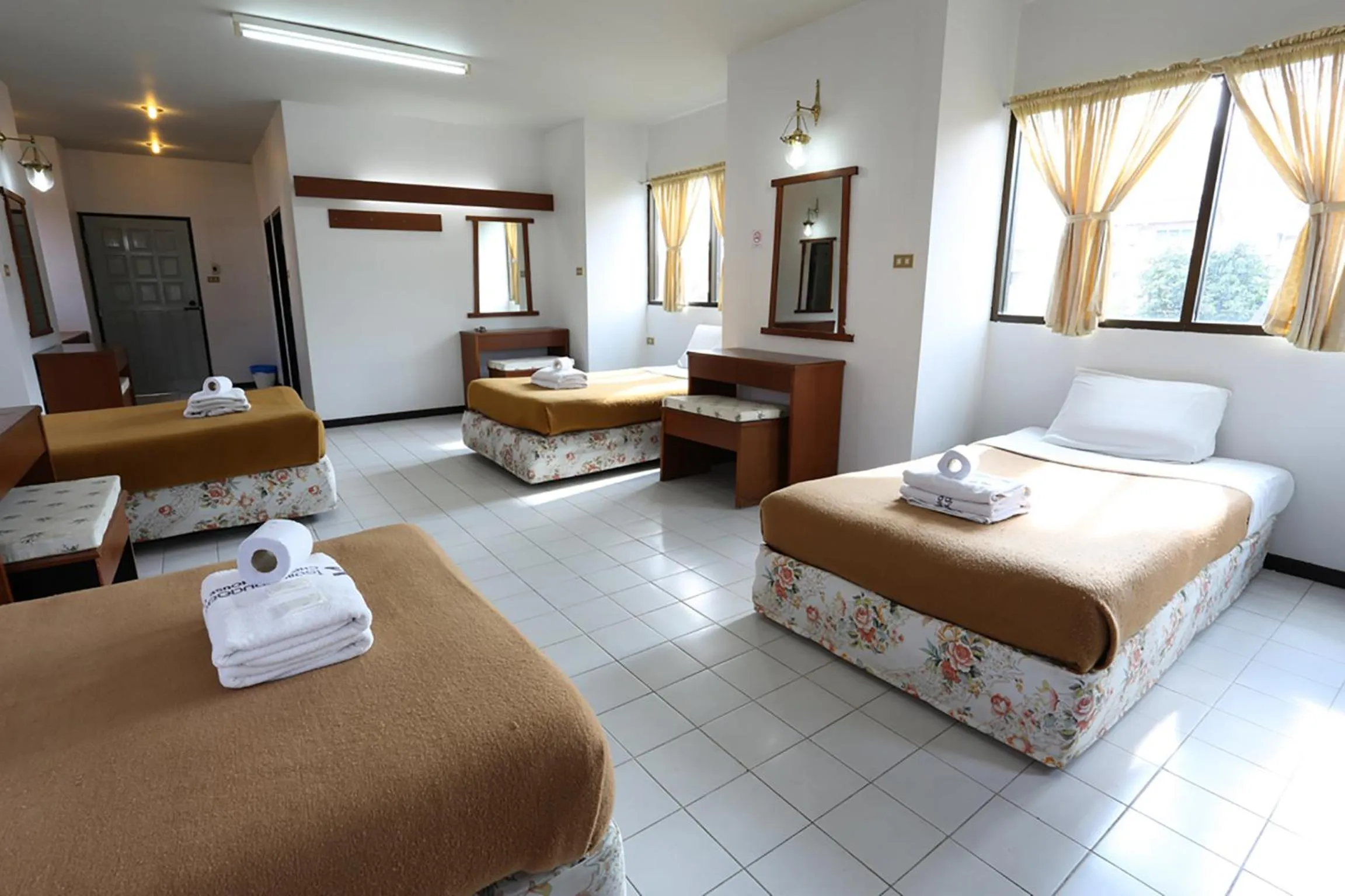 Bed in Chomdoi House Hotel