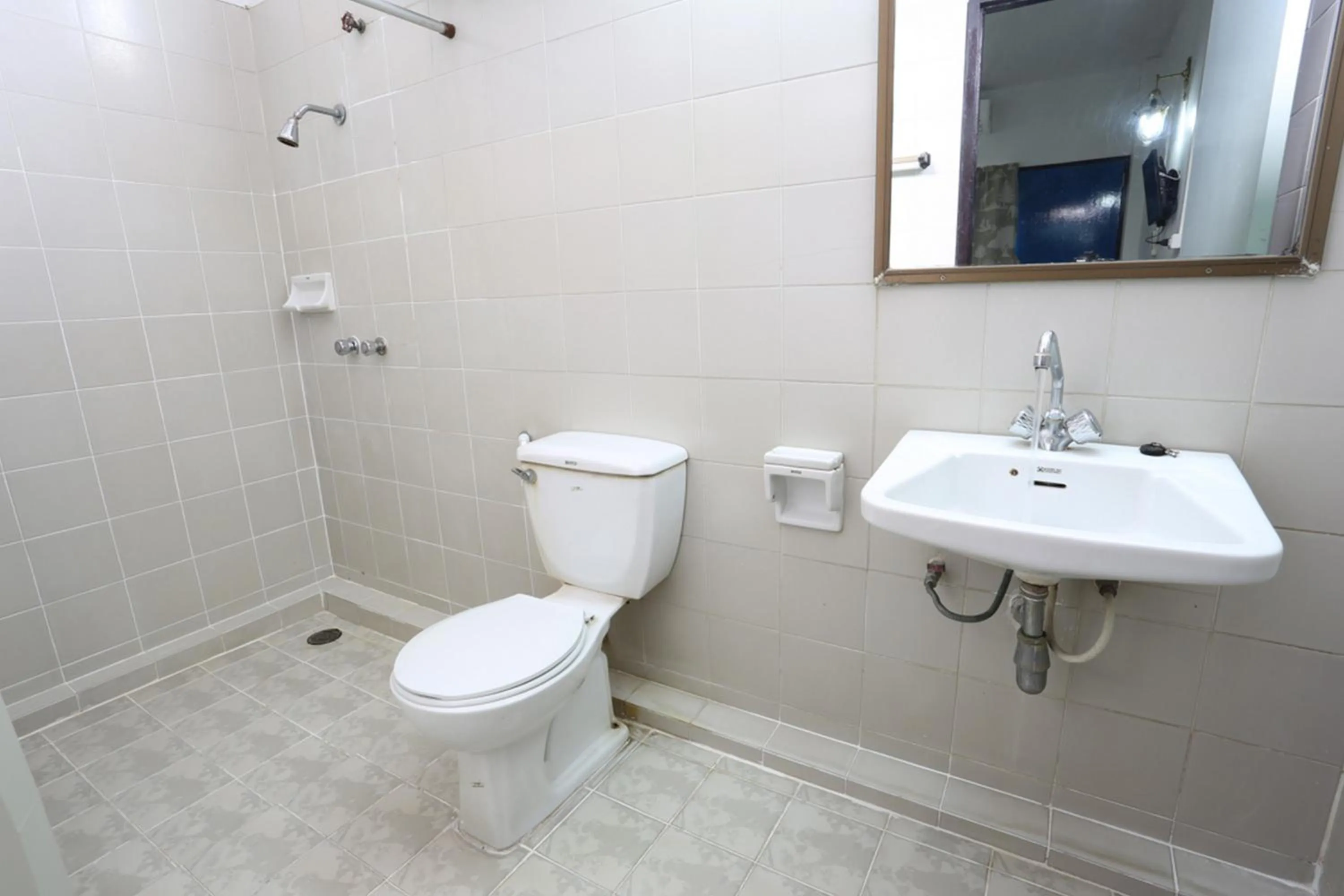 Shower in Chomdoi House Hotel