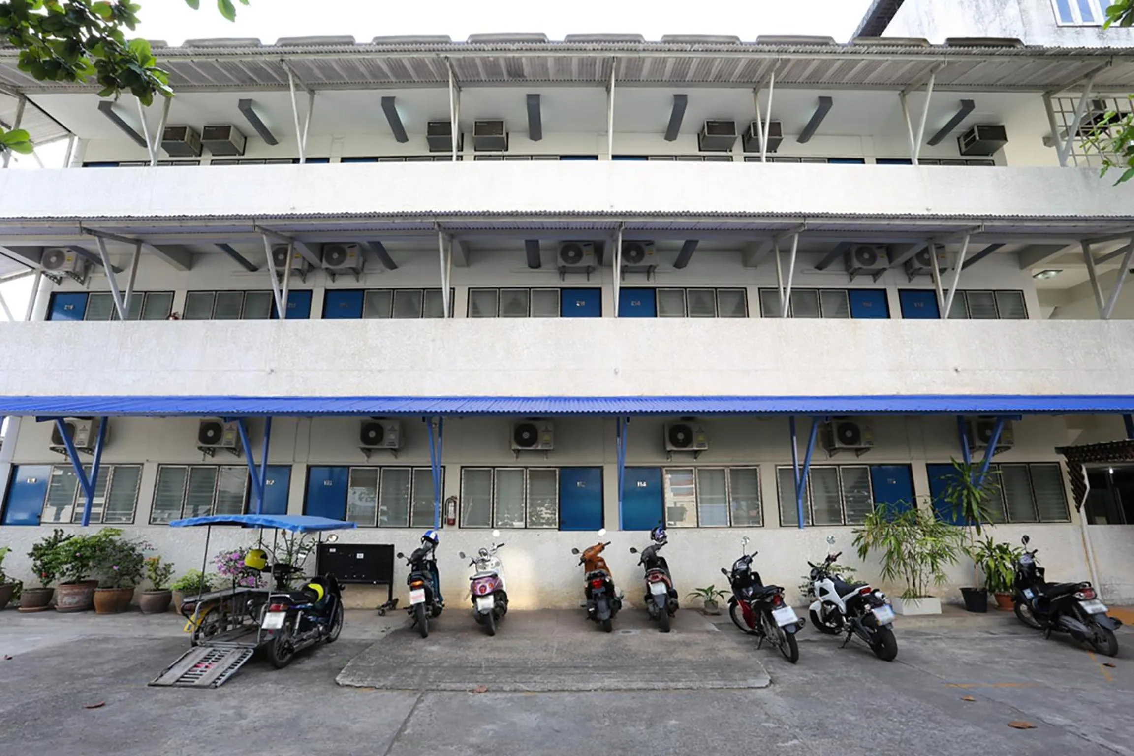 Property building in Chomdoi House Hotel