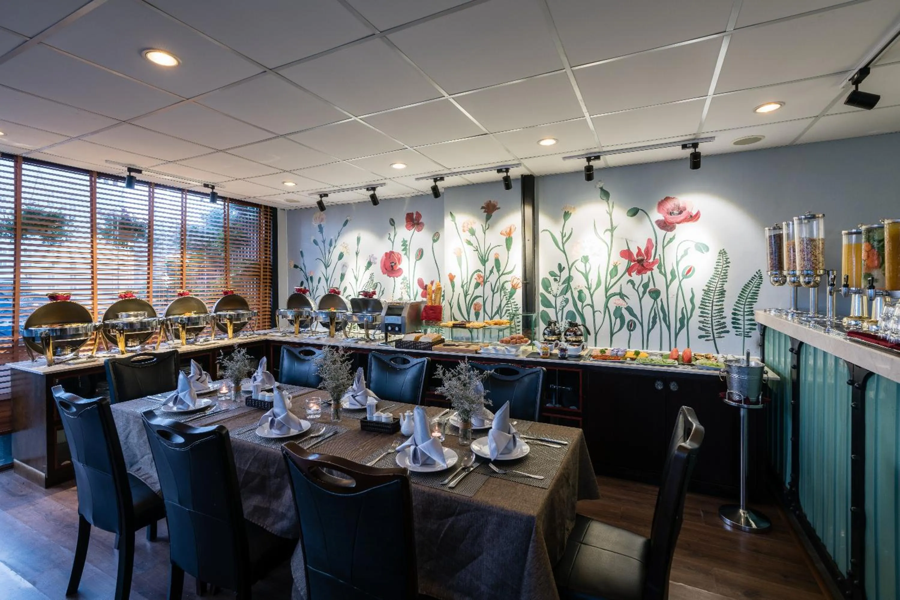 Restaurant/places to eat in Asian Ruby Center Point Hotel & Spa