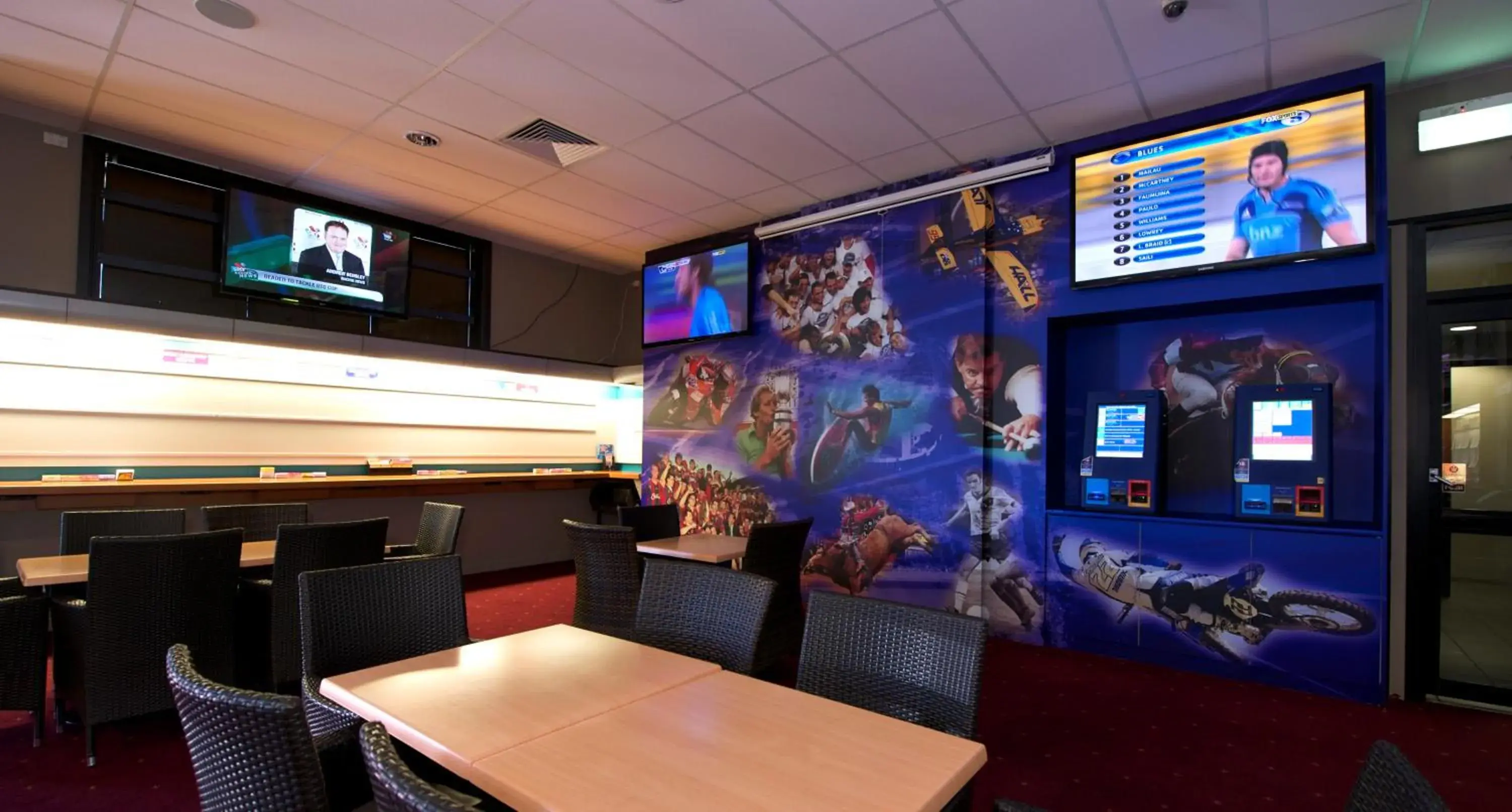 Lounge or bar in Best Western Blackbutt Inn Lounge or bar in Best Western Blackbutt Inn