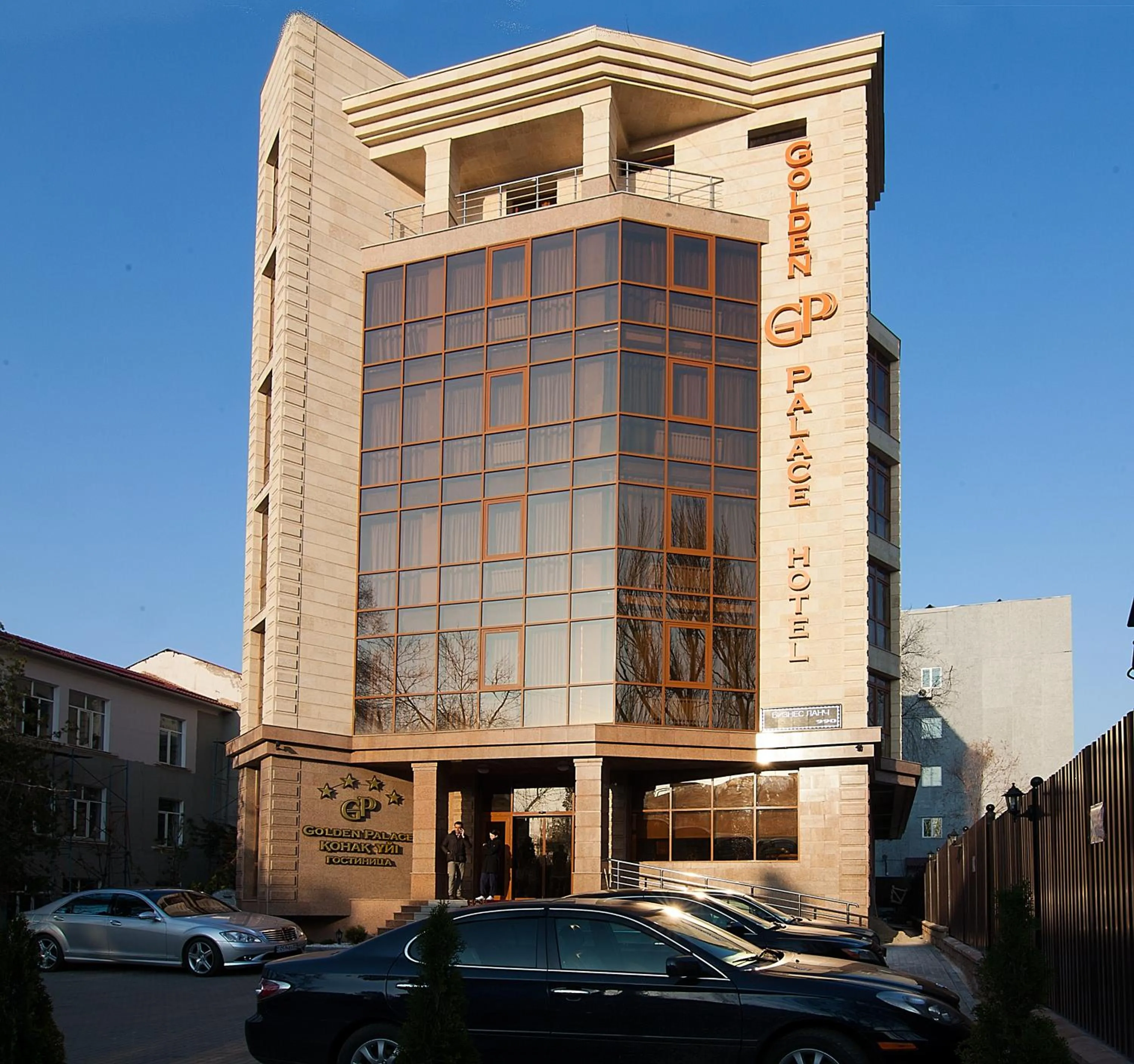 Facade/entrance in Golden Palace Hotel
