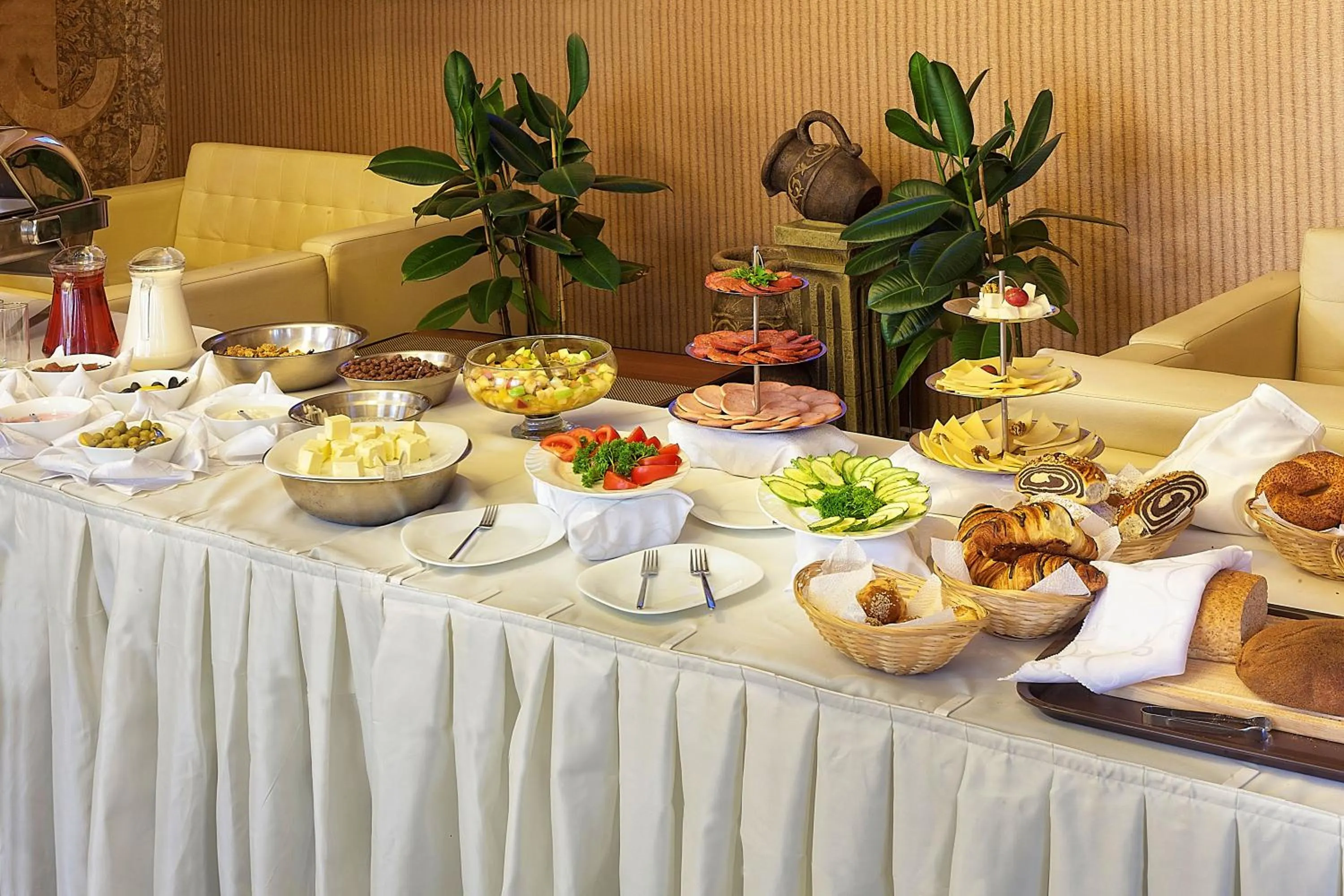 Restaurant/places to eat in Golden Palace Hotel