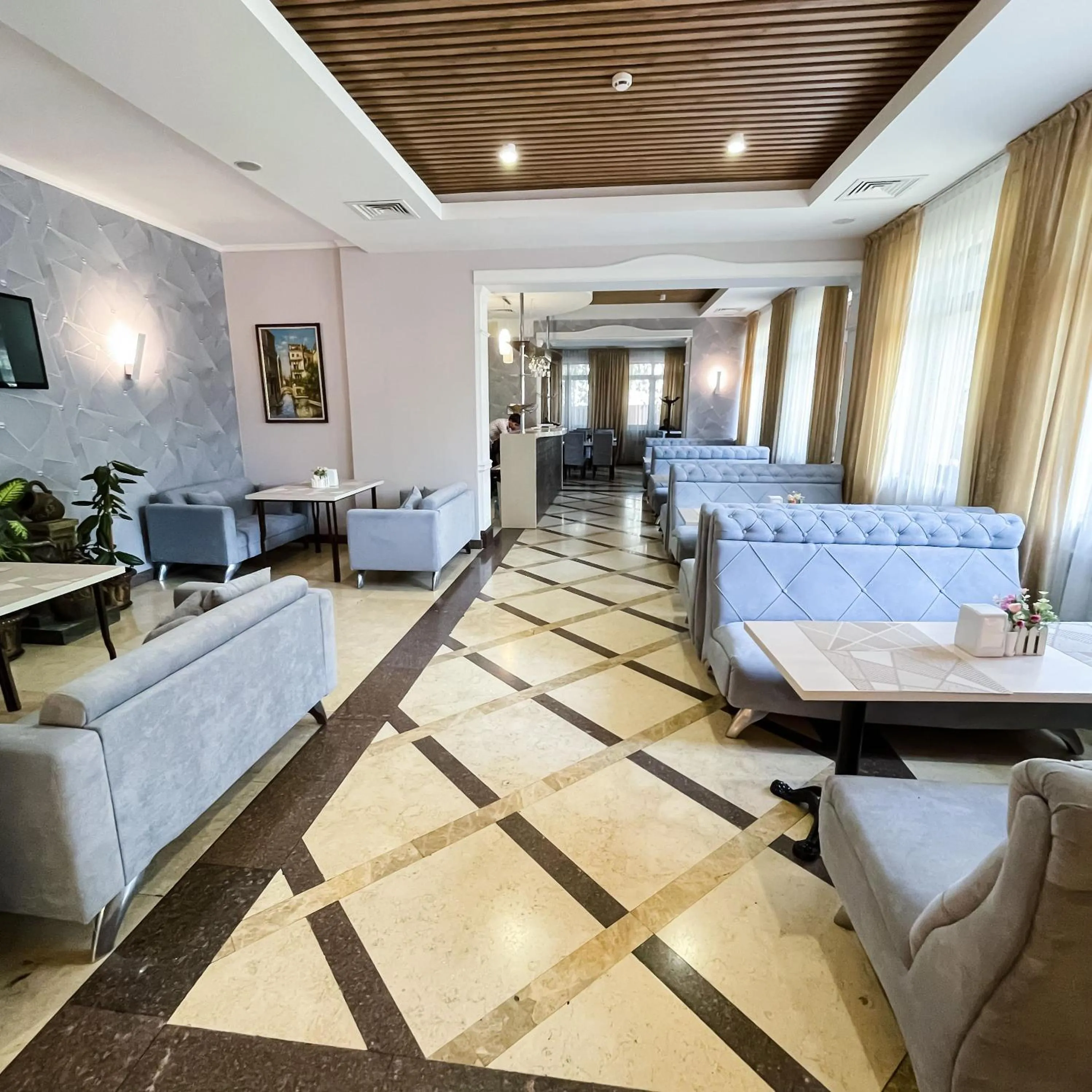 Restaurant/places to eat in Golden Palace Hotel