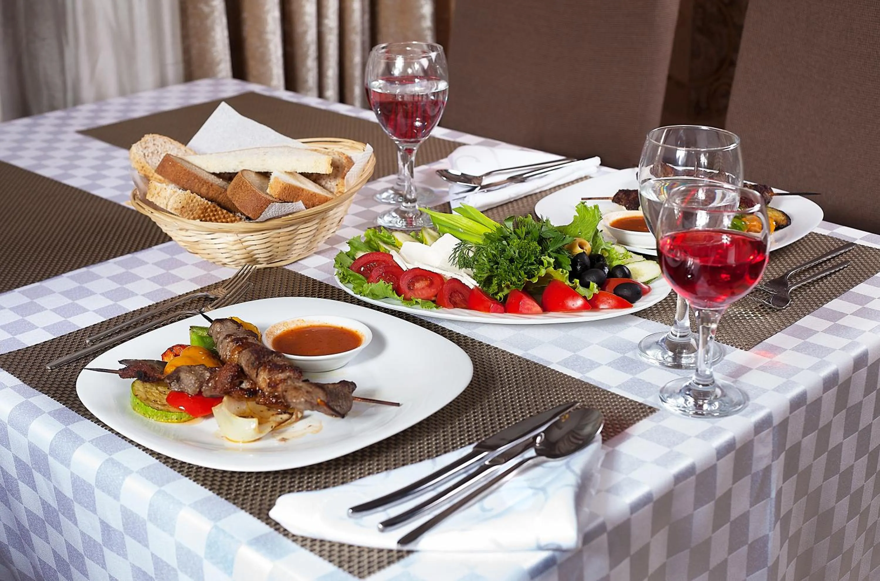 Restaurant/places to eat in Golden Palace Hotel