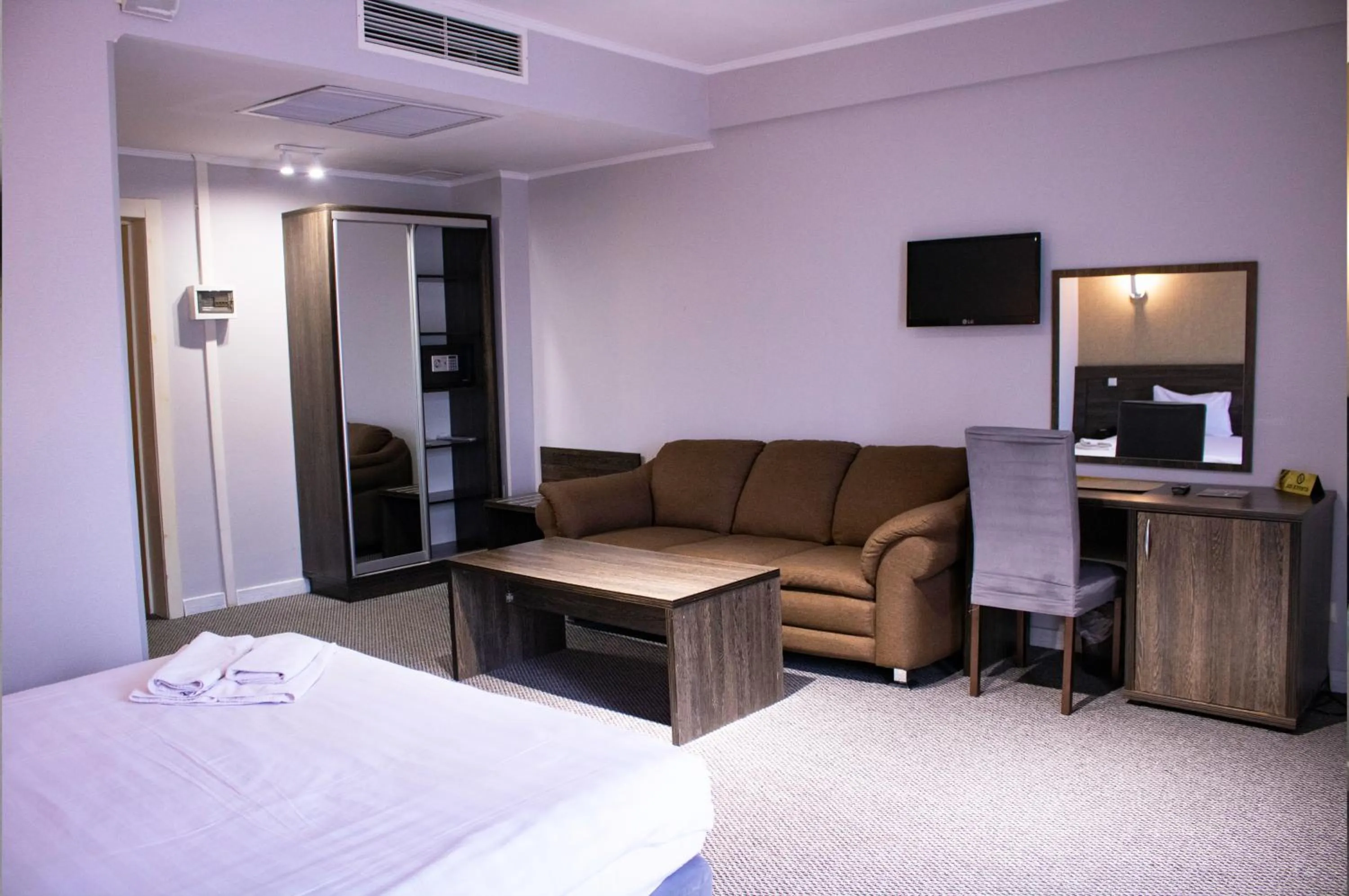 Photo of the whole room, Bed in Golden Palace Hotel