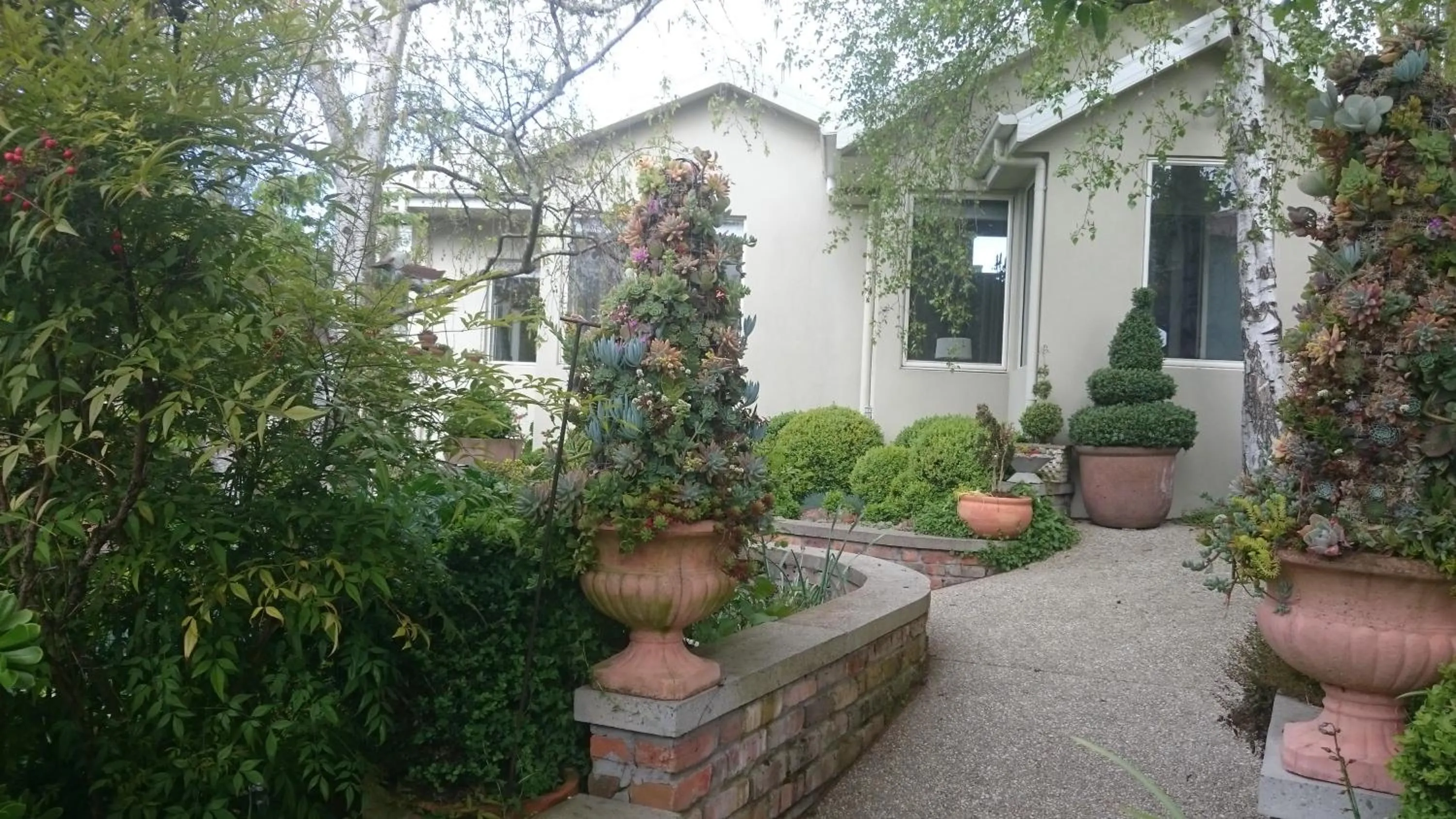 Facade/entrance in Topiary Haven