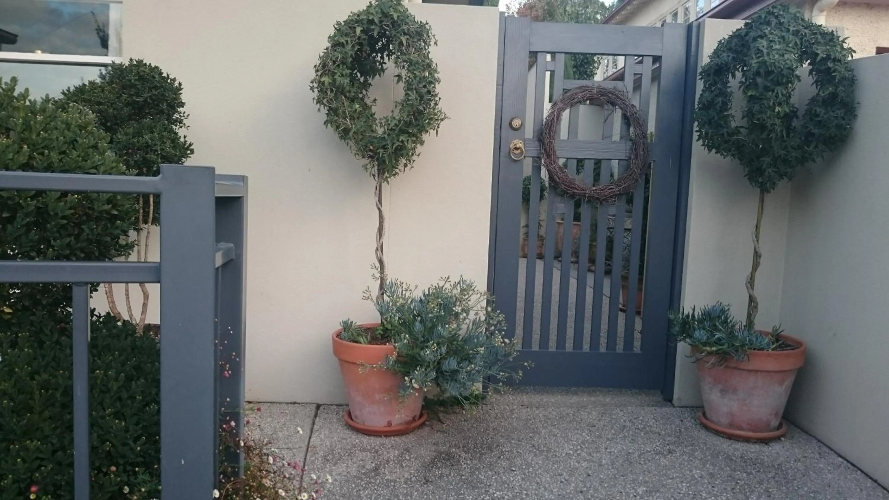 Facade/entrance in Topiary Haven