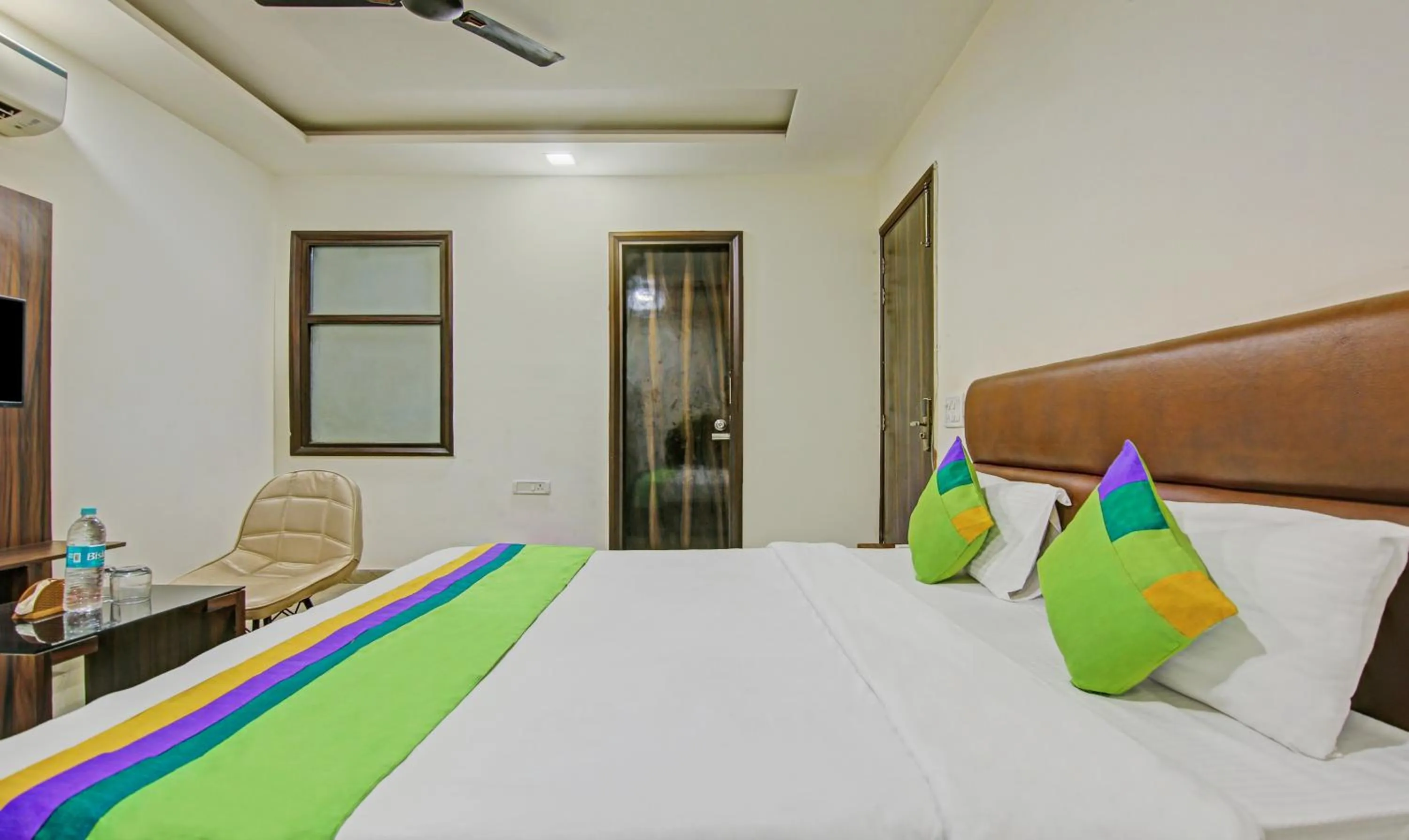 Bedroom, Bed in Itsy Hotels Prime Stay