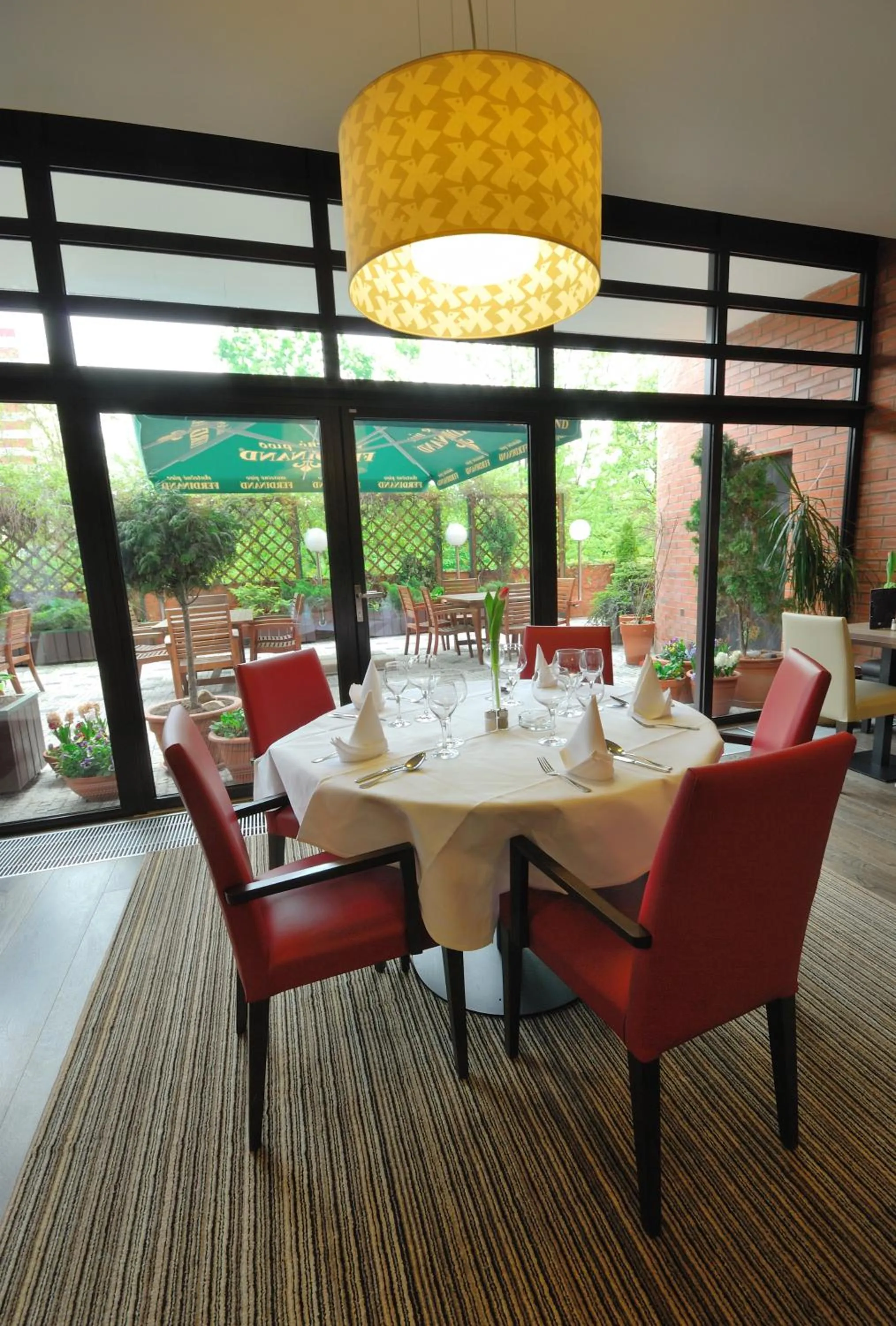 Restaurant/places to eat in Expo Hotel