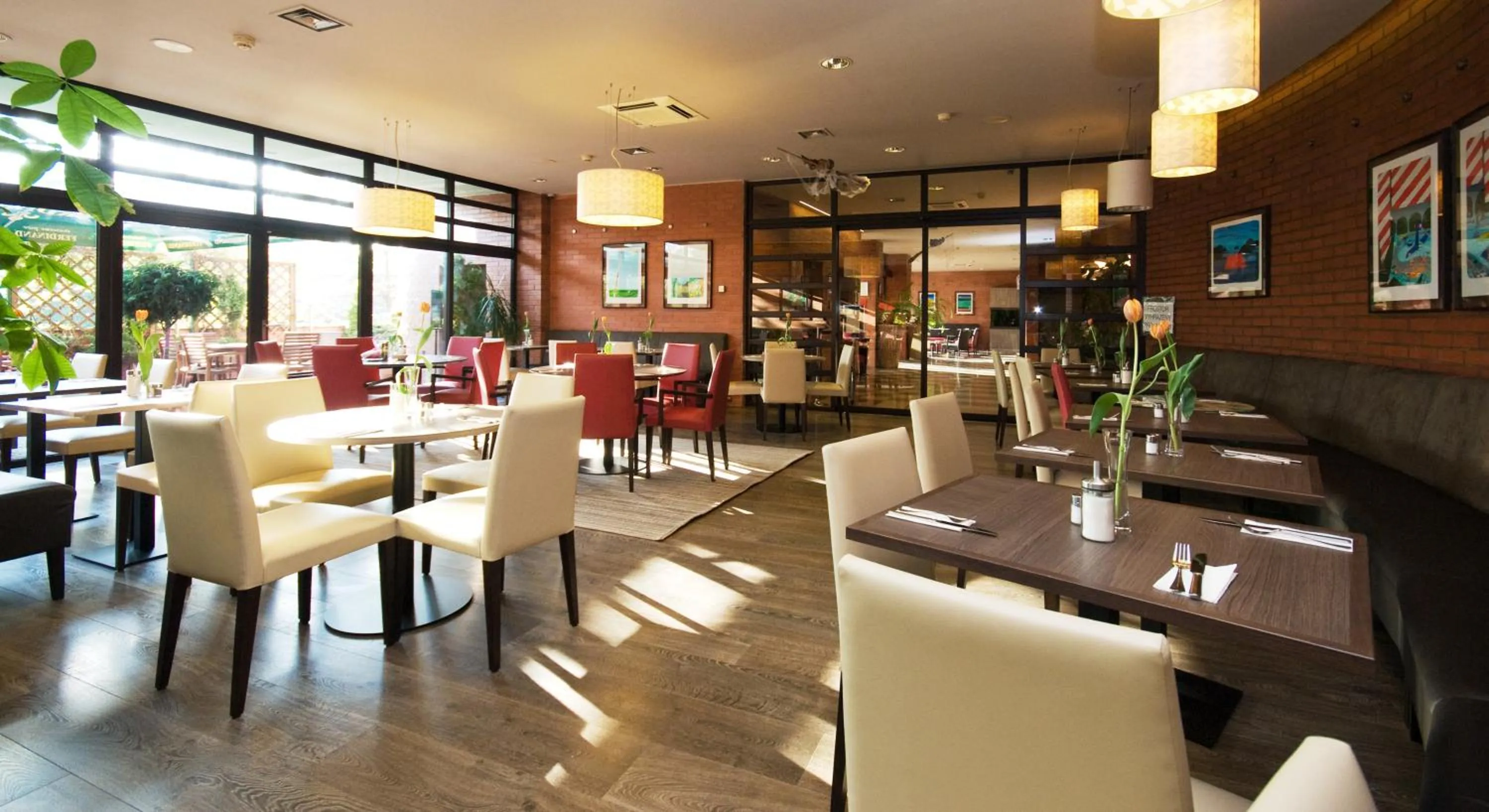 Restaurant/places to eat in Expo Hotel