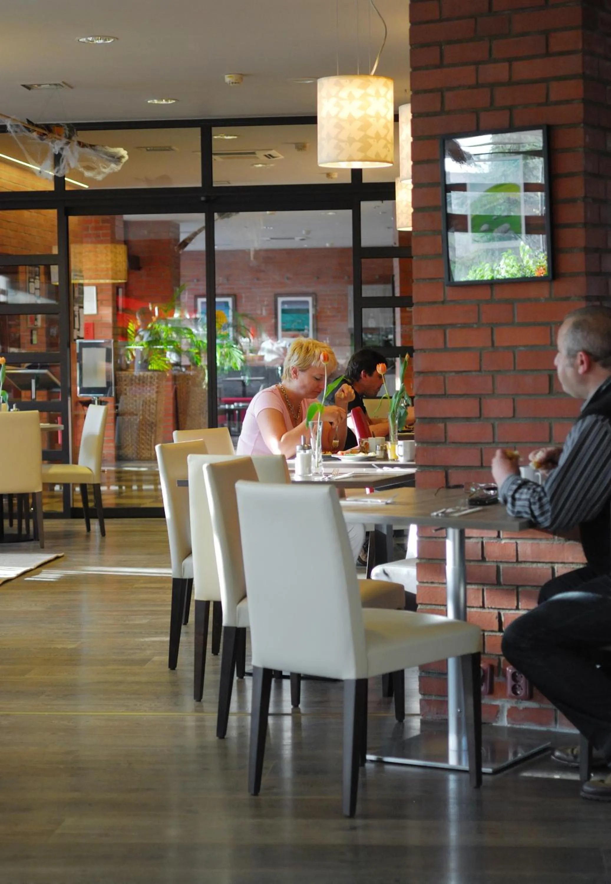 Restaurant/places to eat in Expo Hotel