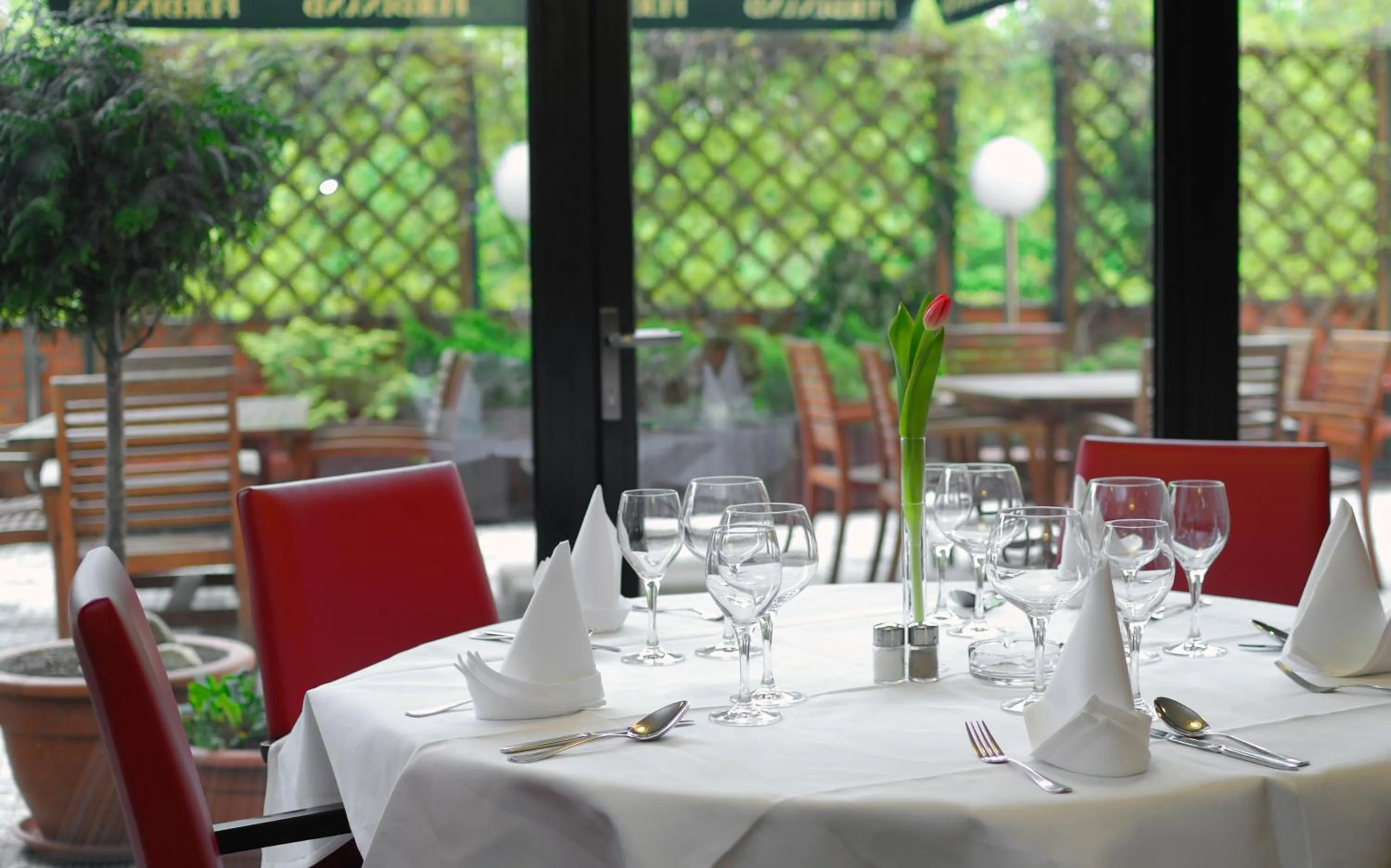 Restaurant/places to eat in Expo Hotel