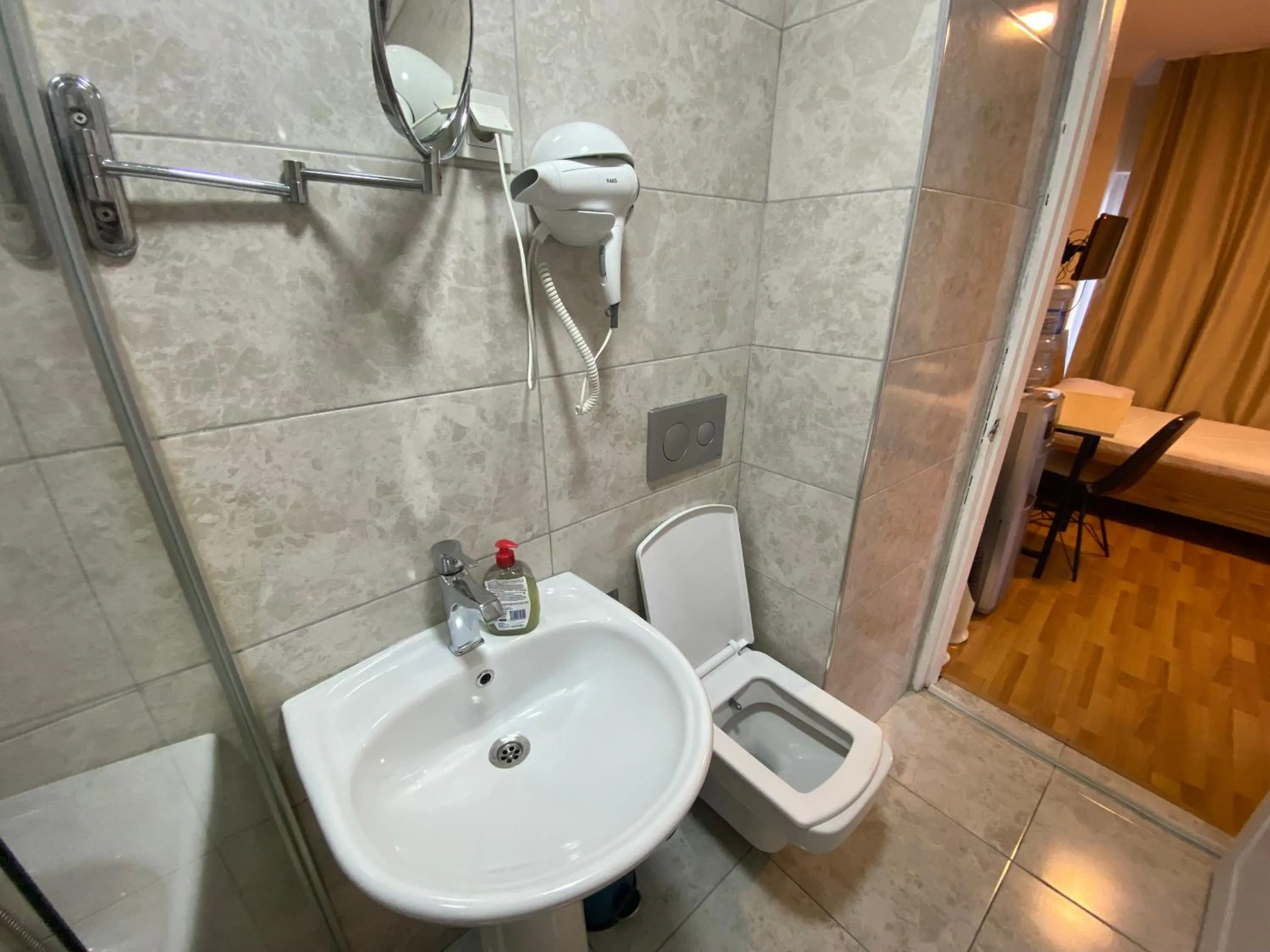 Shower in Meydan Pansiyon Uskudar