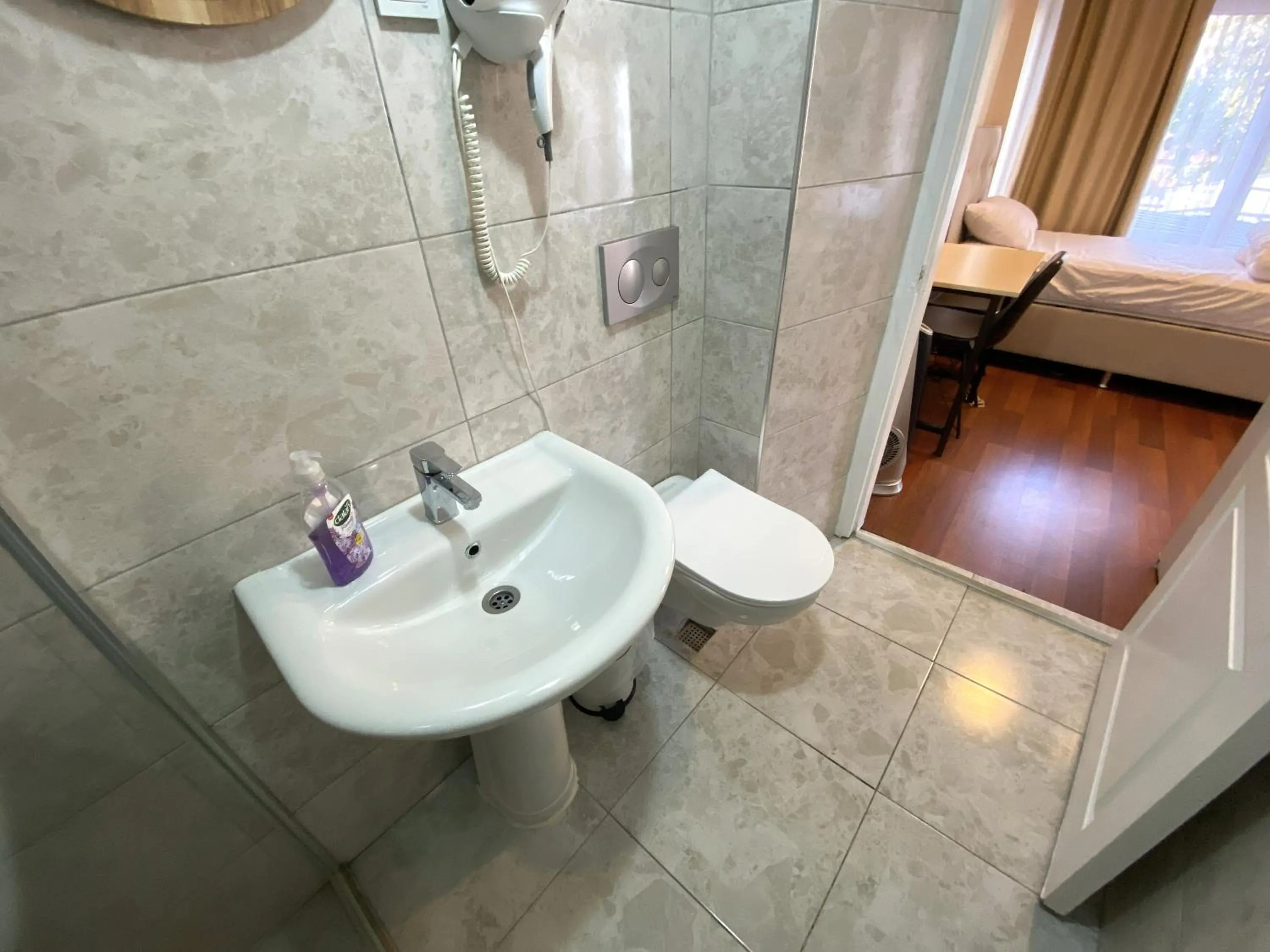 Shower in Meydan Pansiyon Uskudar