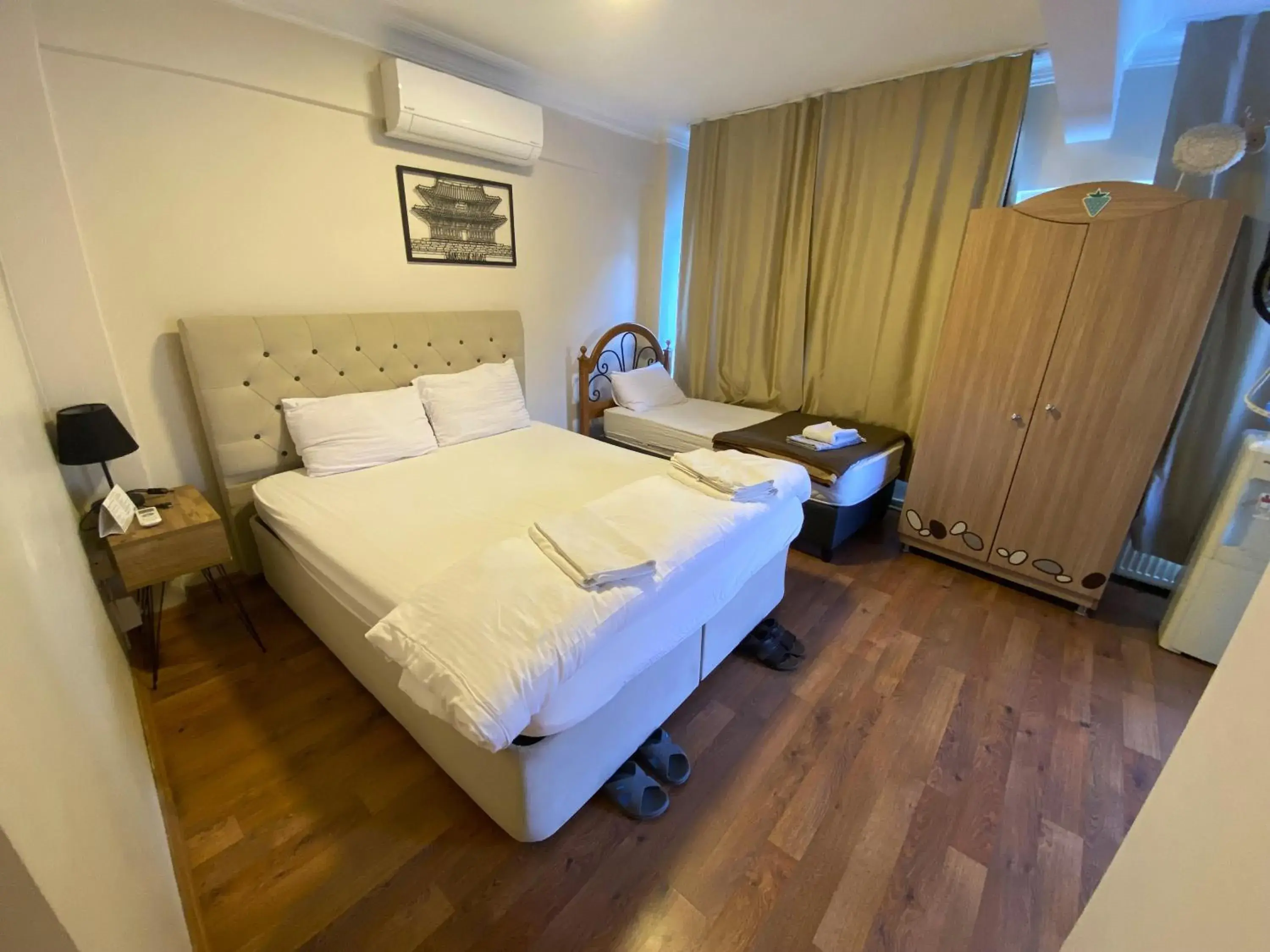 Comfort Triple Room with Shower in Meydan Pansiyon Uskudar Comfort Triple Room with Shower in Meydan Pansiyon Uskudar