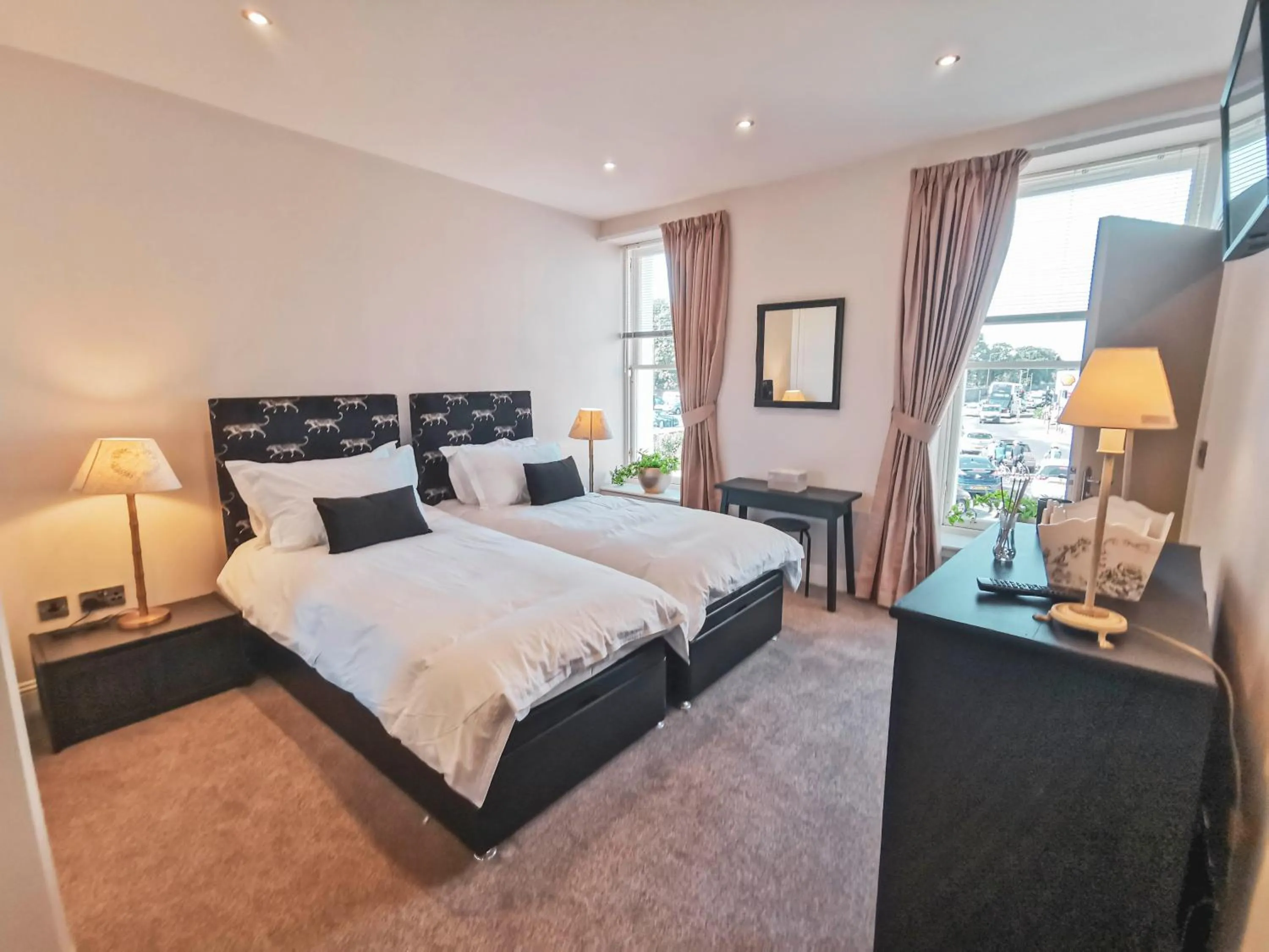 Bedroom, Bed in The Ship Inn