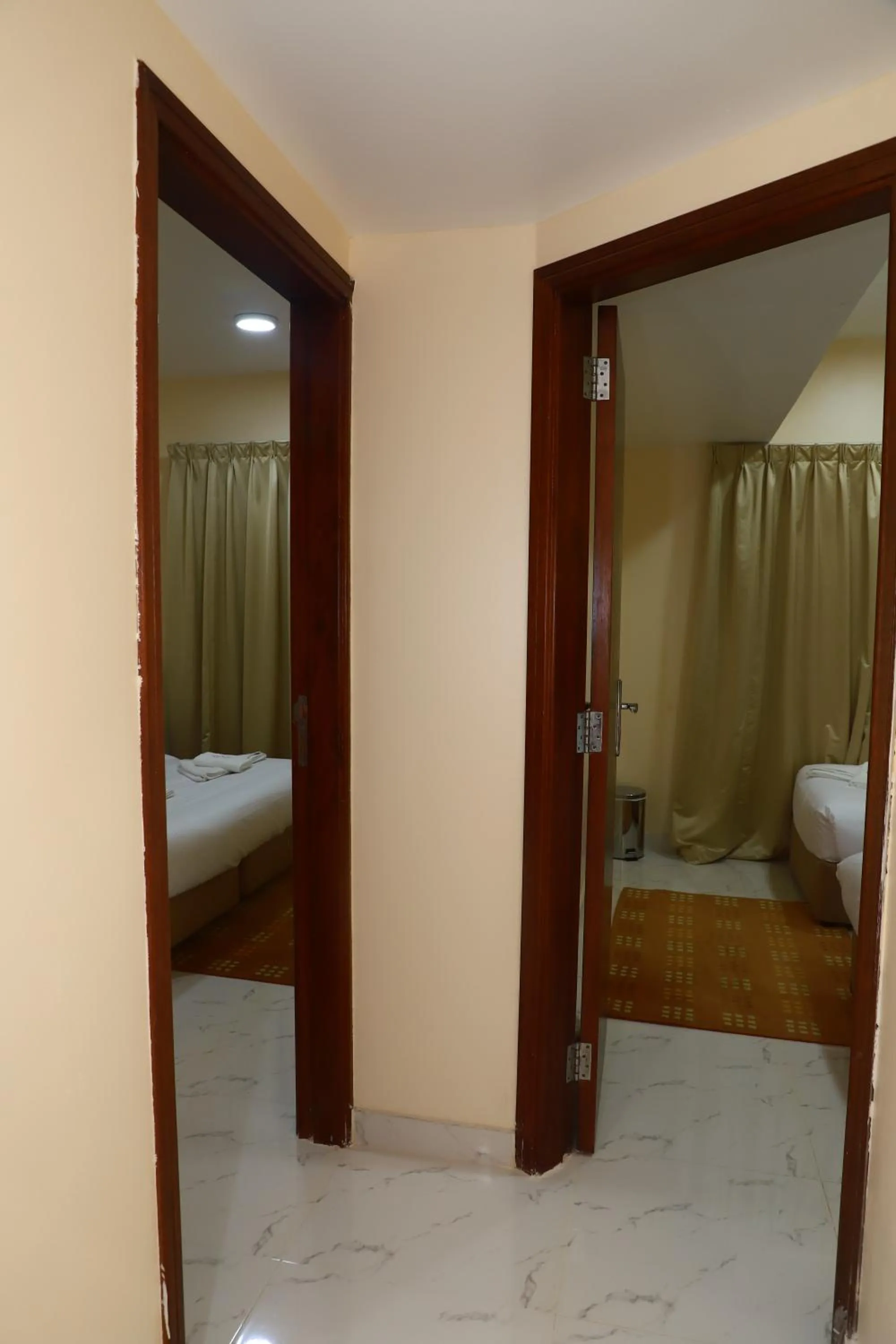 Bathroom, Bed in Onyx Hotel Apartments - MAHA HOSPITALITY GROUP